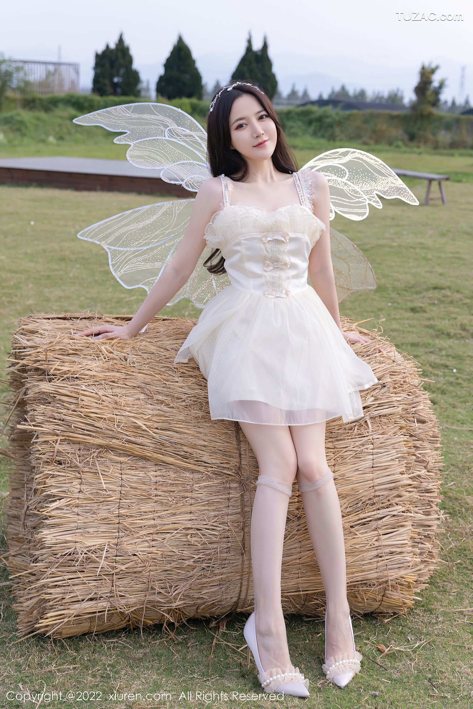 XiuRen-No.5715-鱼子酱-白纱仙子旋转木马户外