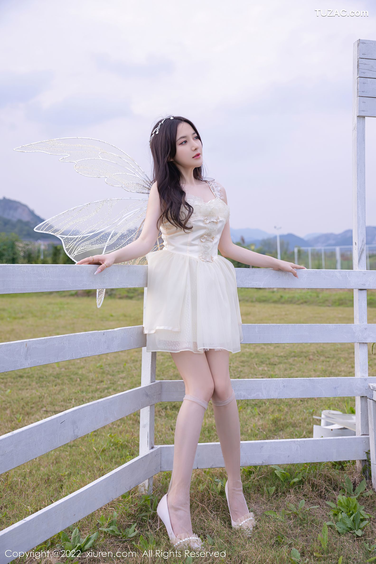 XiuRen-No.5715-鱼子酱-白纱仙子旋转木马户外