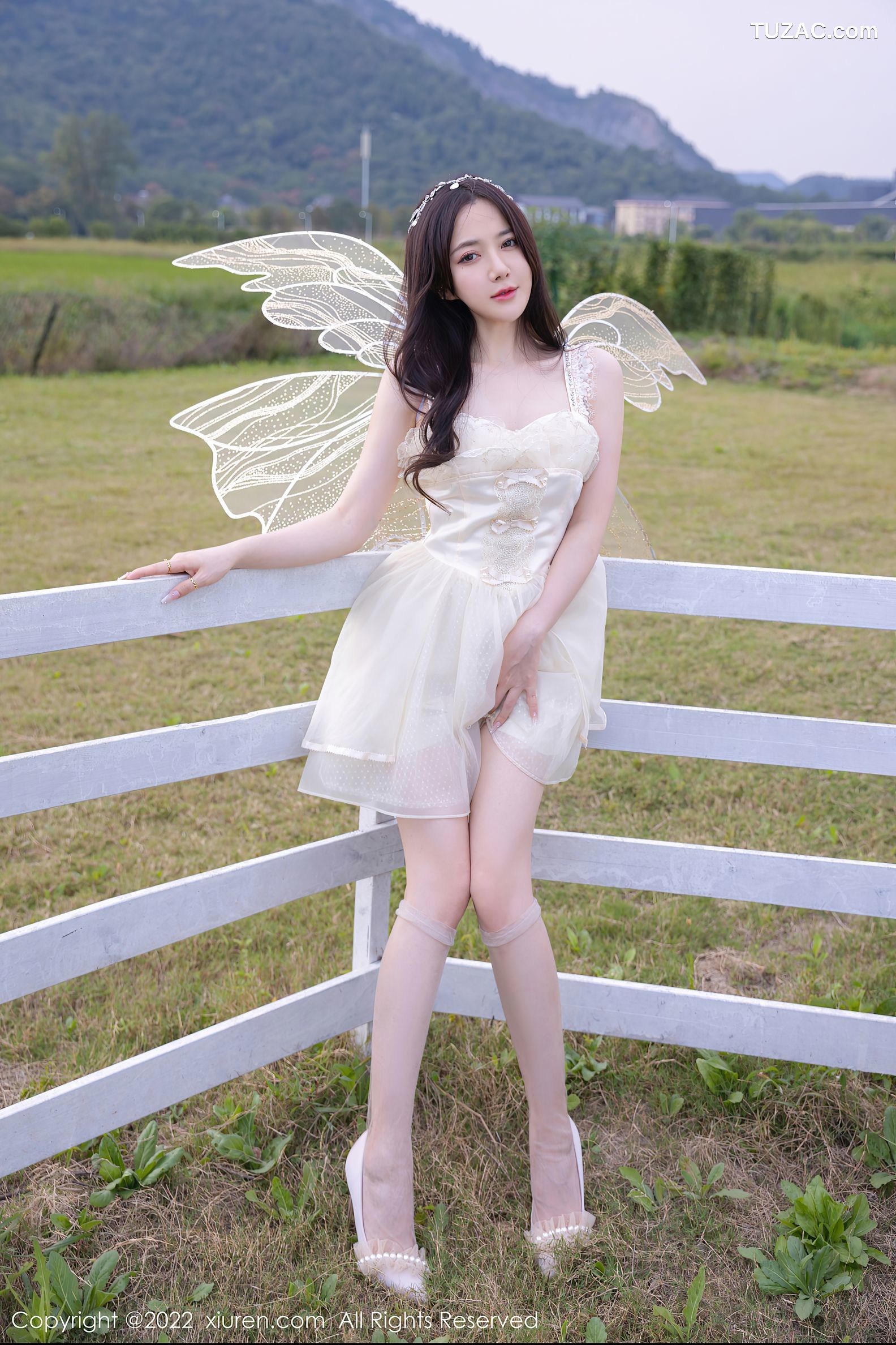 XiuRen-No.5715-鱼子酱-白纱仙子旋转木马户外