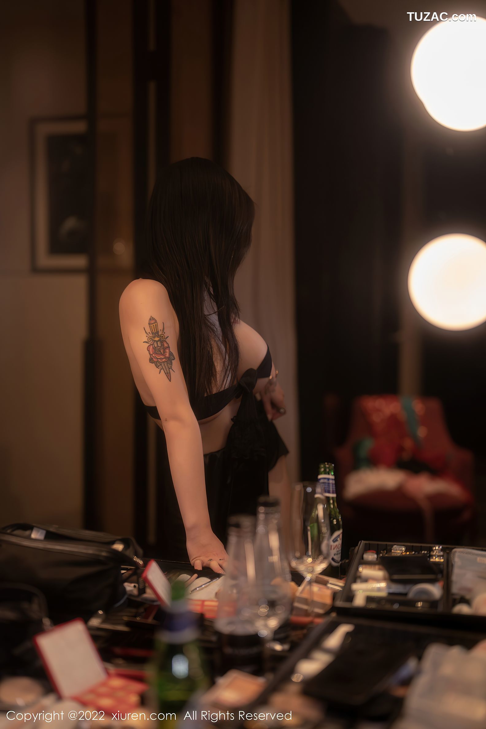 XiuRen-No.5722-美七-黑深V礼服黑丝爆乳