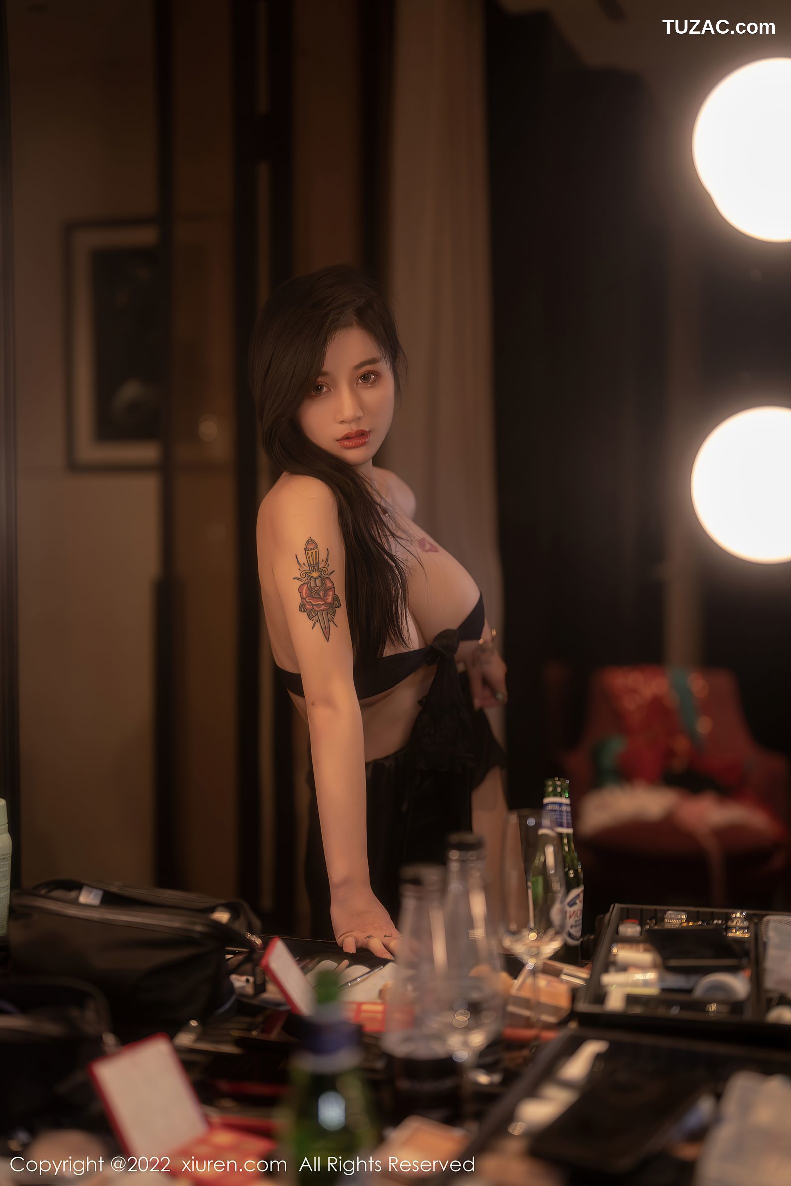 XiuRen-No.5722-美七-黑深V礼服黑丝爆乳