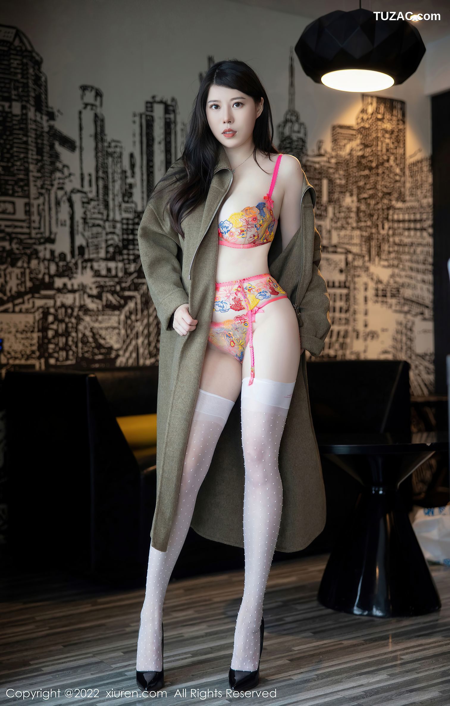 XiuRen-No.5723-白茹雪-军绿色大衣花内衣白丝袜