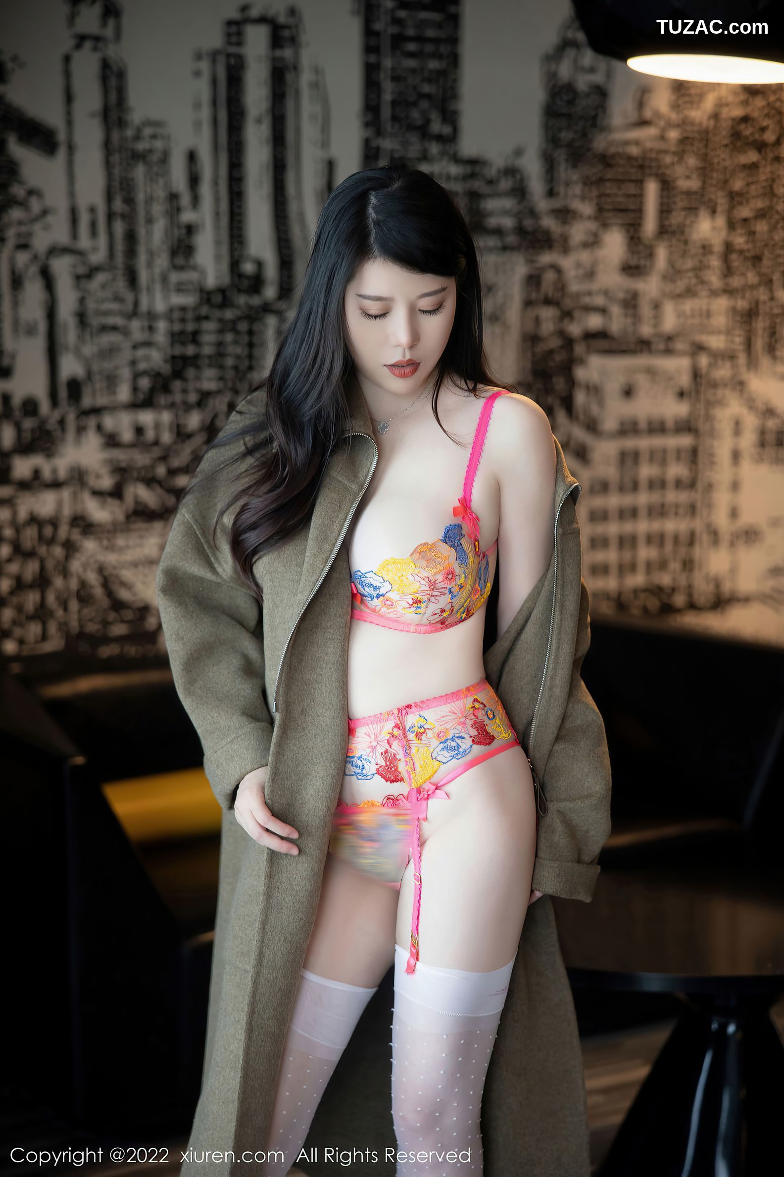 XiuRen-No.5723-白茹雪-军绿色大衣花内衣白丝袜