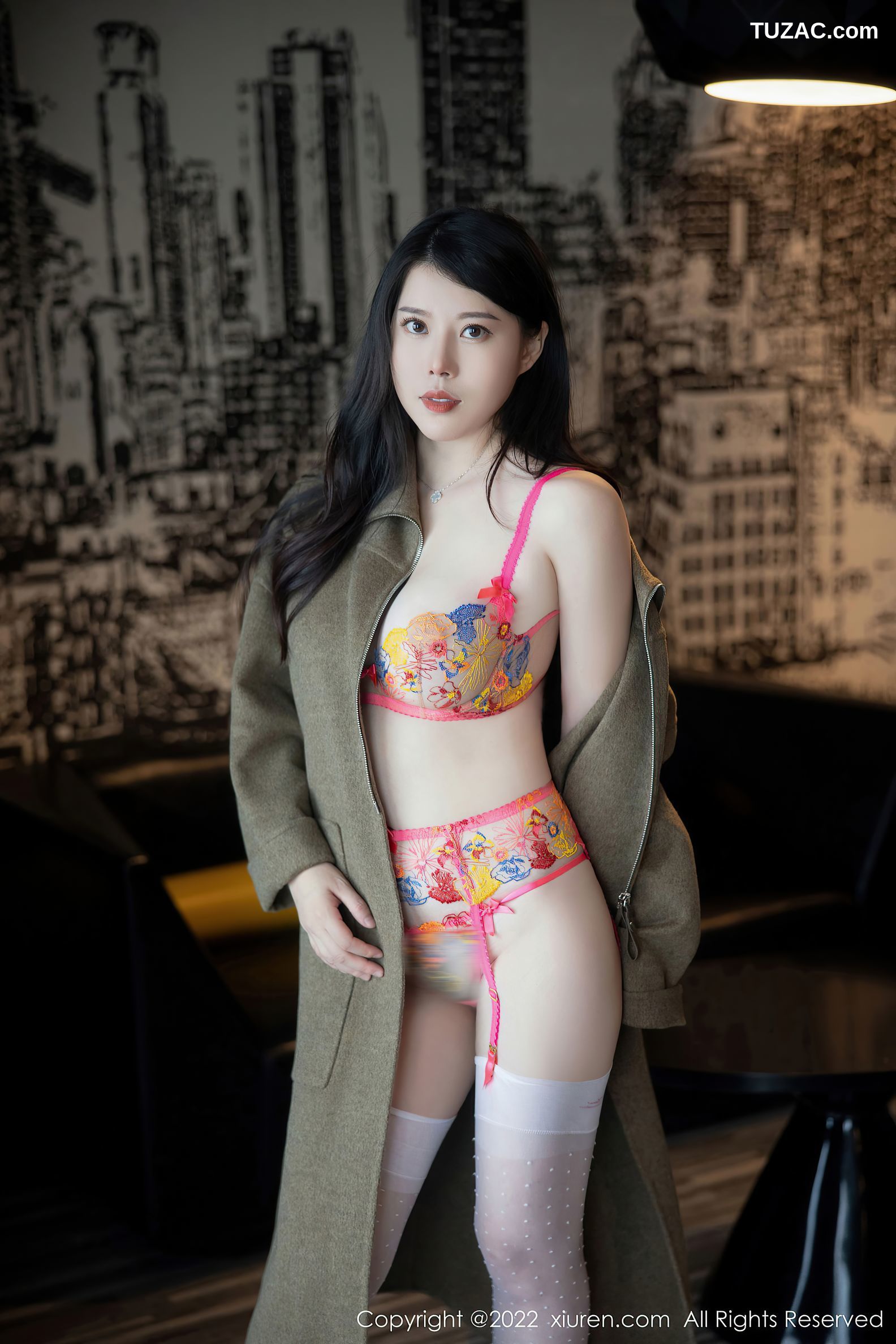 XiuRen-No.5723-白茹雪-军绿色大衣花内衣白丝袜