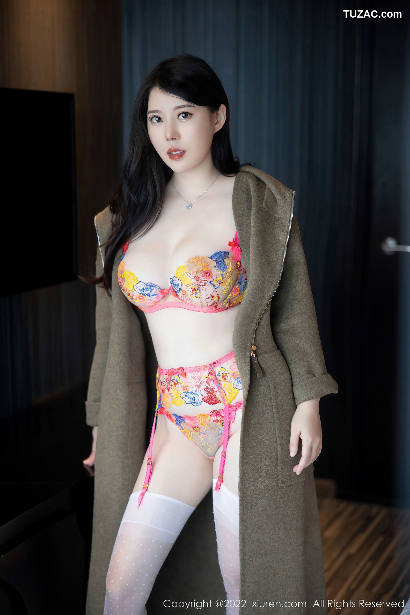 XiuRen-No.5723-白茹雪-军绿色大衣花内衣白丝袜