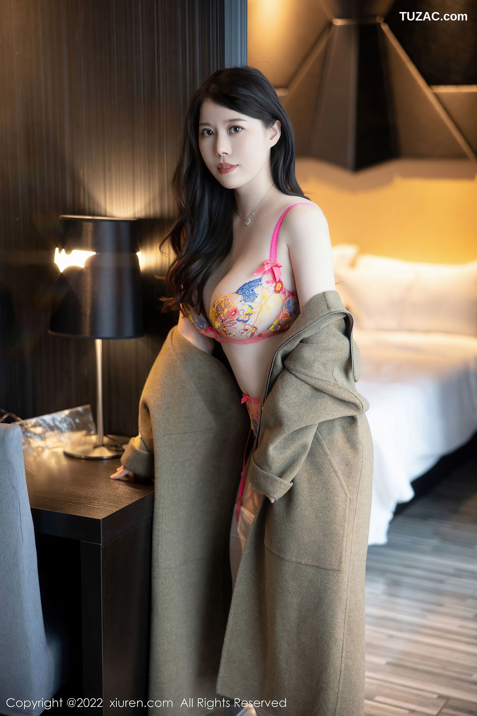 XiuRen-No.5723-白茹雪-军绿色大衣花内衣白丝袜