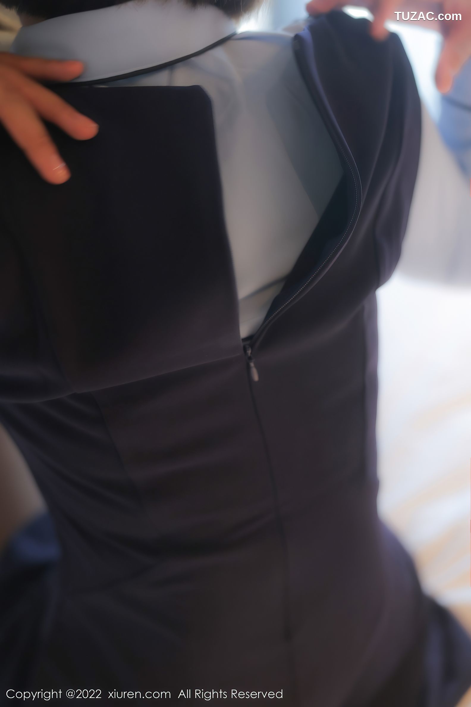 XiuRen-No.5727-宋愉愉-短发空姐酒店诱惑