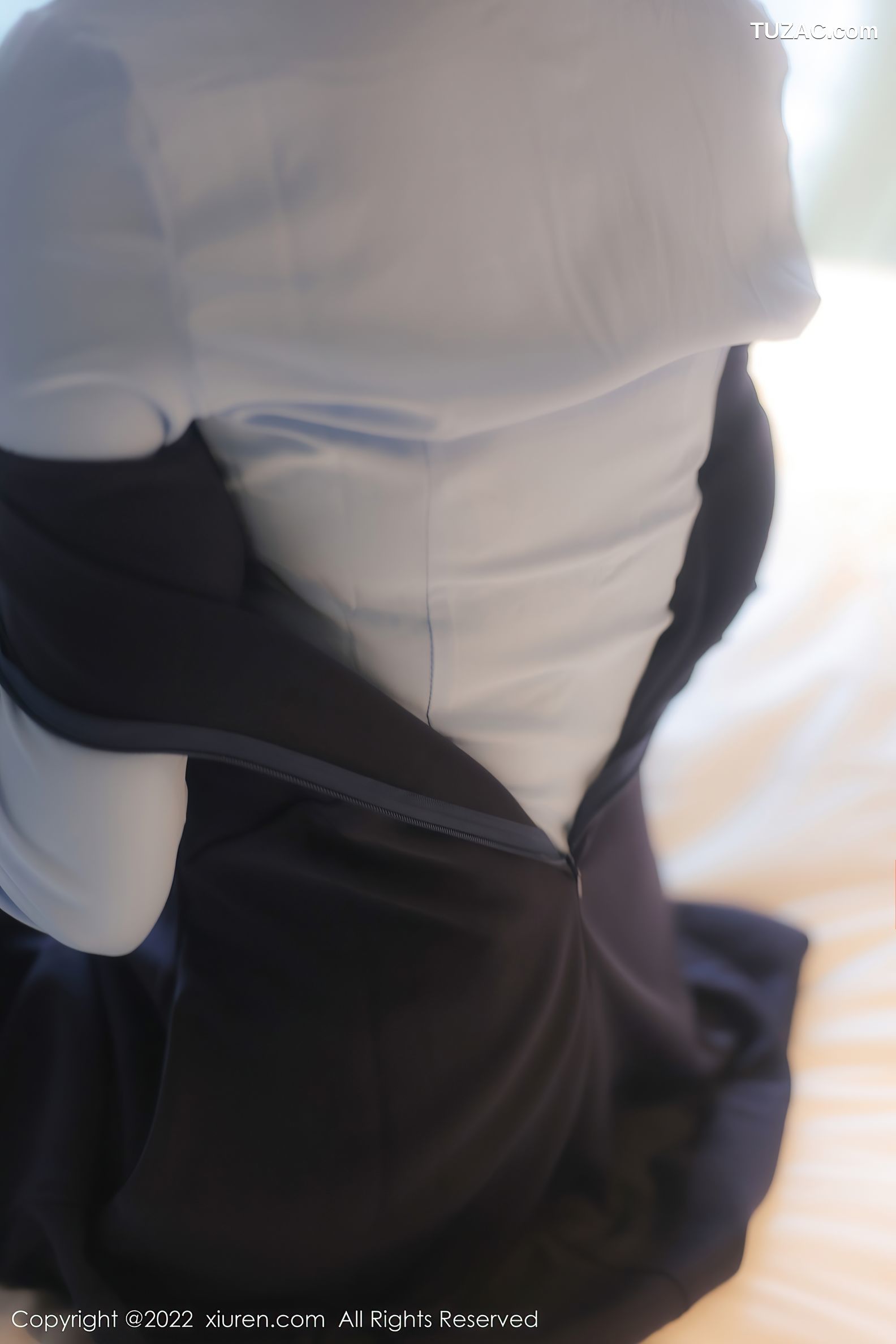 XiuRen-No.5727-宋愉愉-短发空姐酒店诱惑