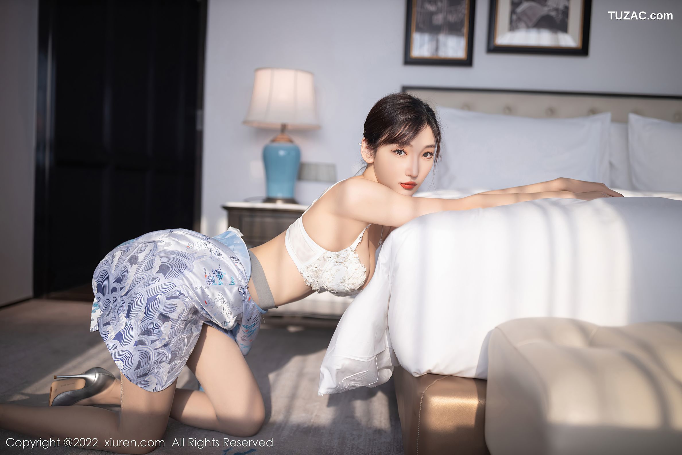XiuRen-No.5739-陆萱萱-蓝碎花短旗袍白蕾丝内衣