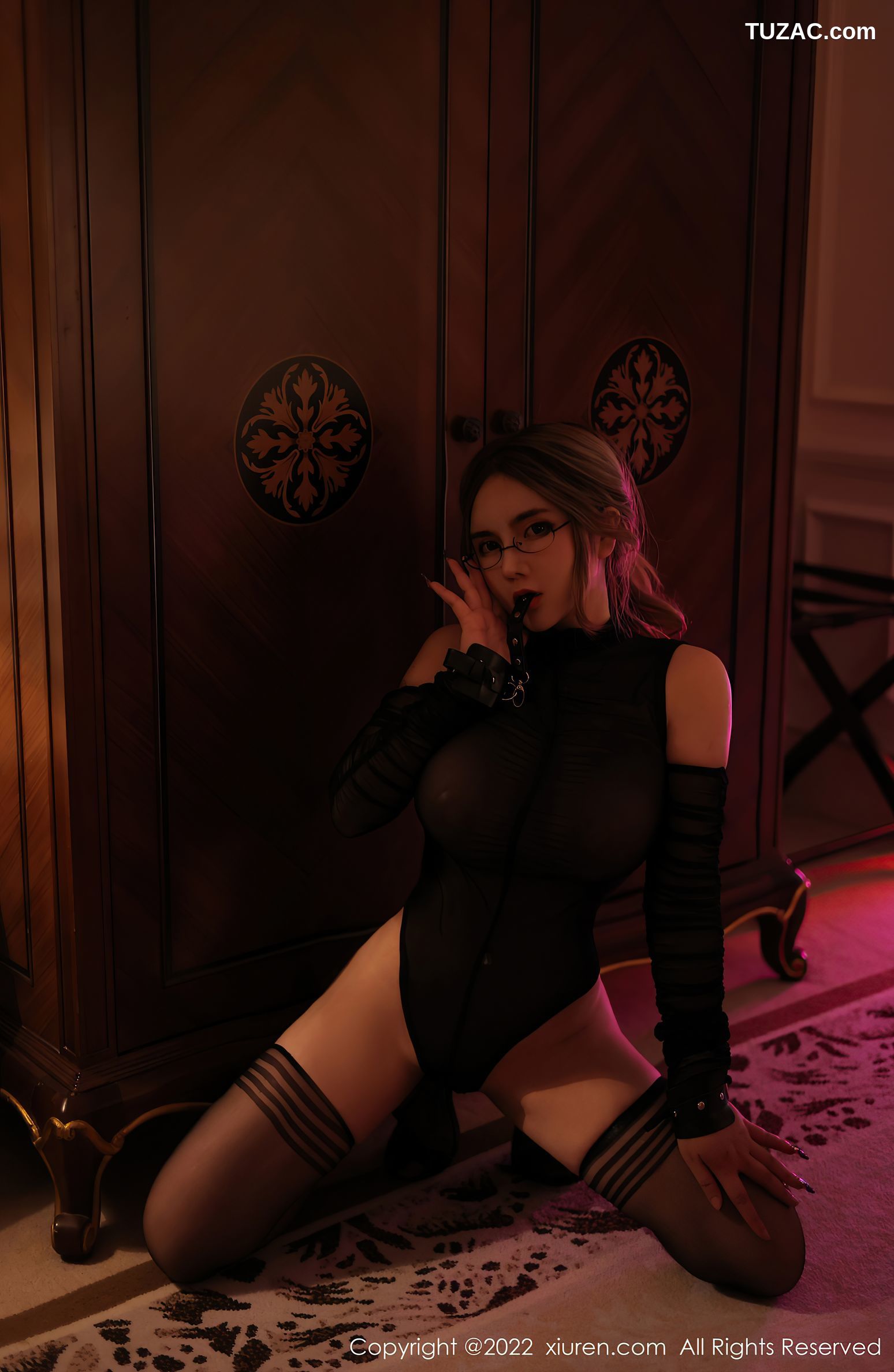 XiuRen-No.5753-温心怡-眼镜黑丝翘臀