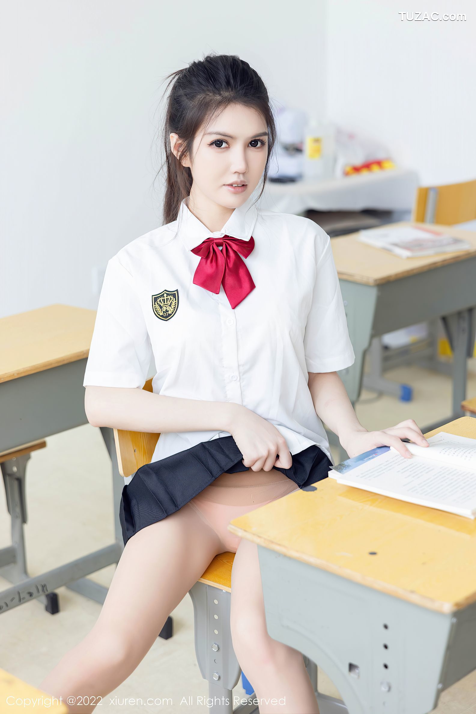 XiuRen-No.5762-媛媛酱-白衫黑短裙女生教室诱惑