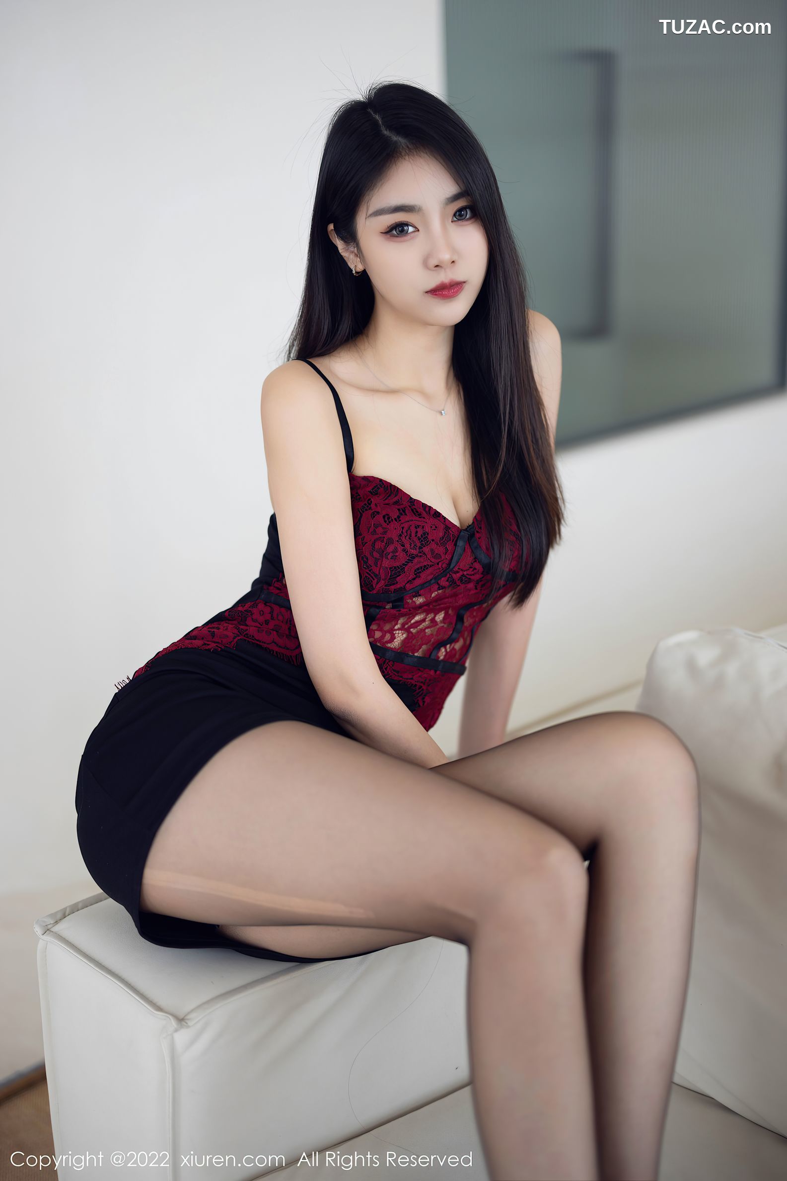 XiuRen-No.5769-可樂-酒红吊带黑超短裙