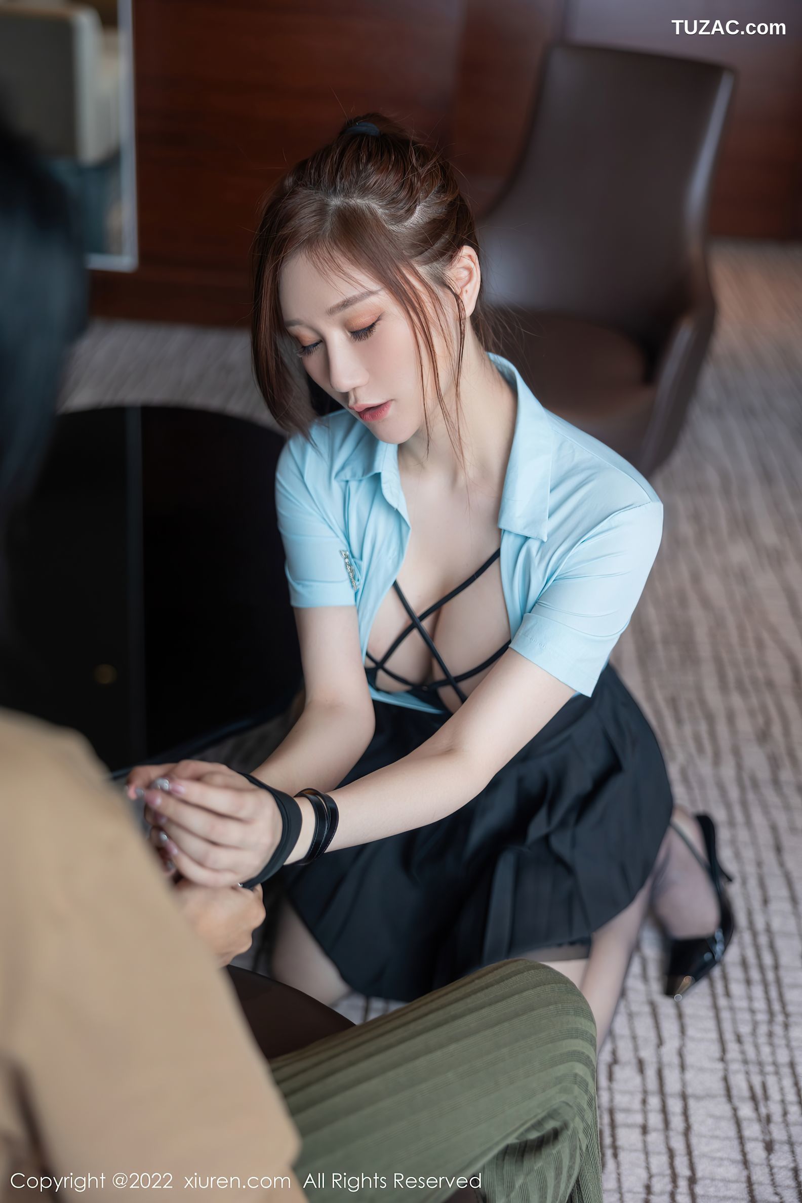 XiuRen-No.5773-顾乔楠-蓝衫黑裙学生装黑丝