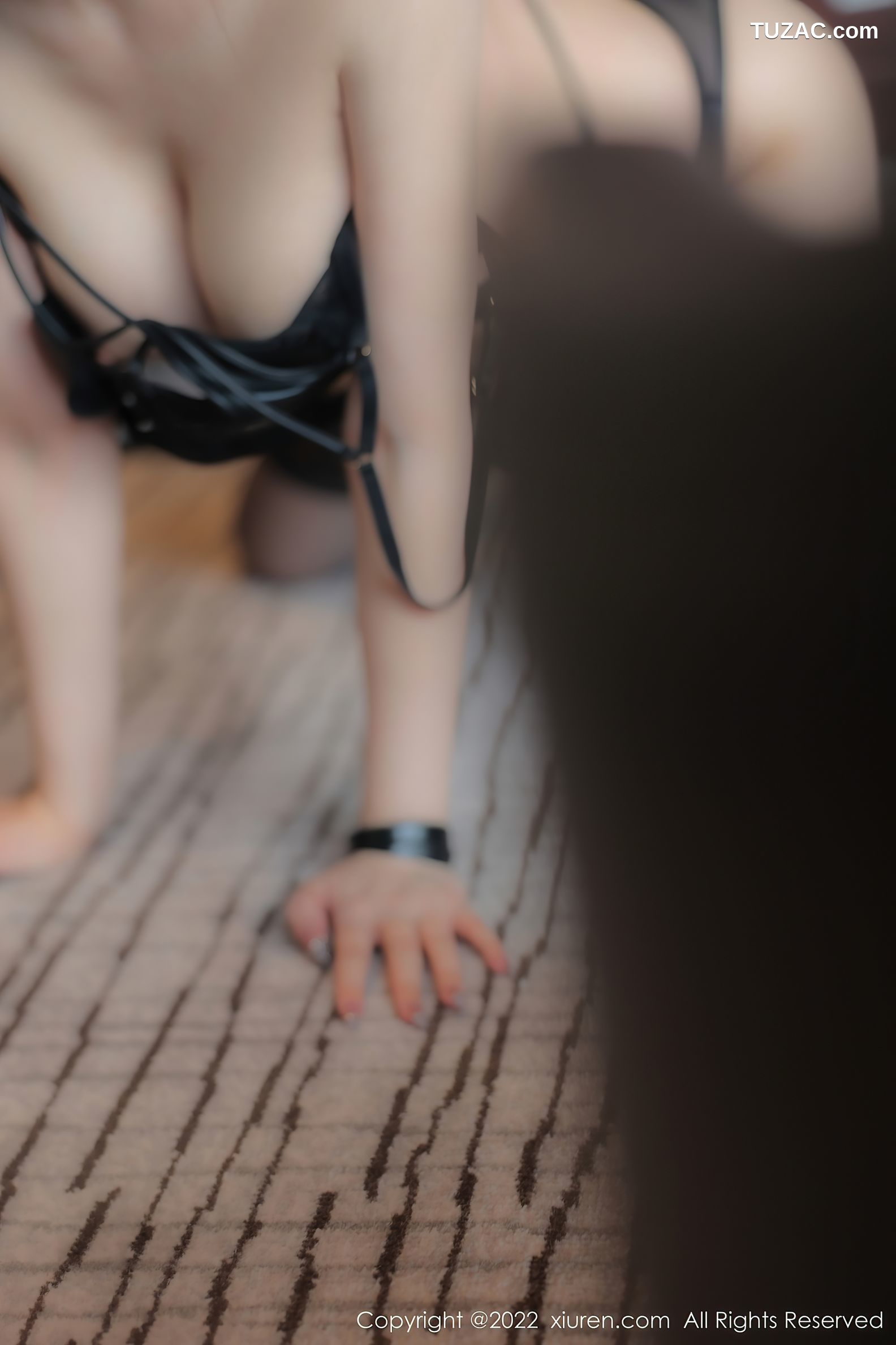 XiuRen-No.5773-顾乔楠-蓝衫黑裙学生装黑丝