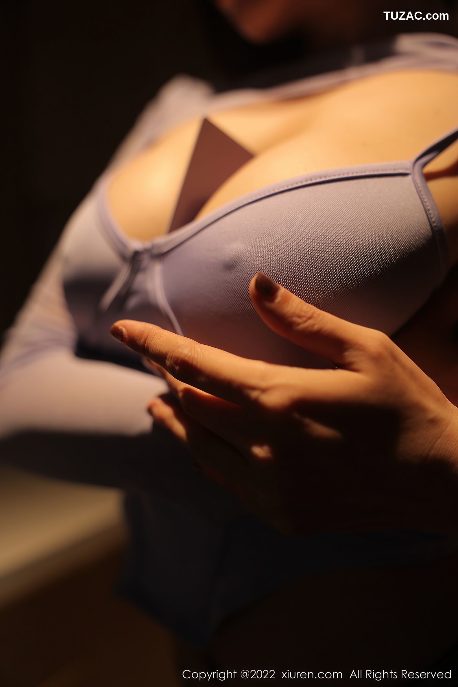 XiuRen-No.5779-果儿-淡紫T牛仔短裤