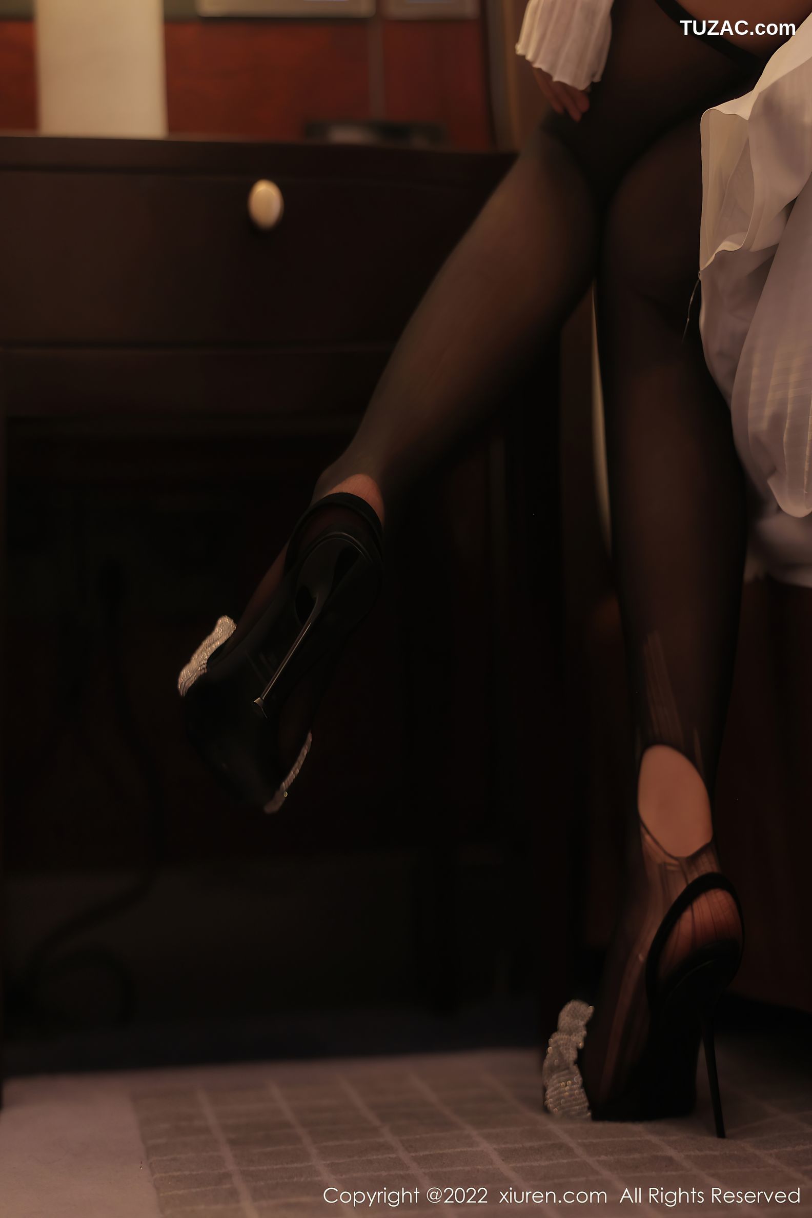 XiuRen-No.5781-周jojobaby-白衫黑裙职业装