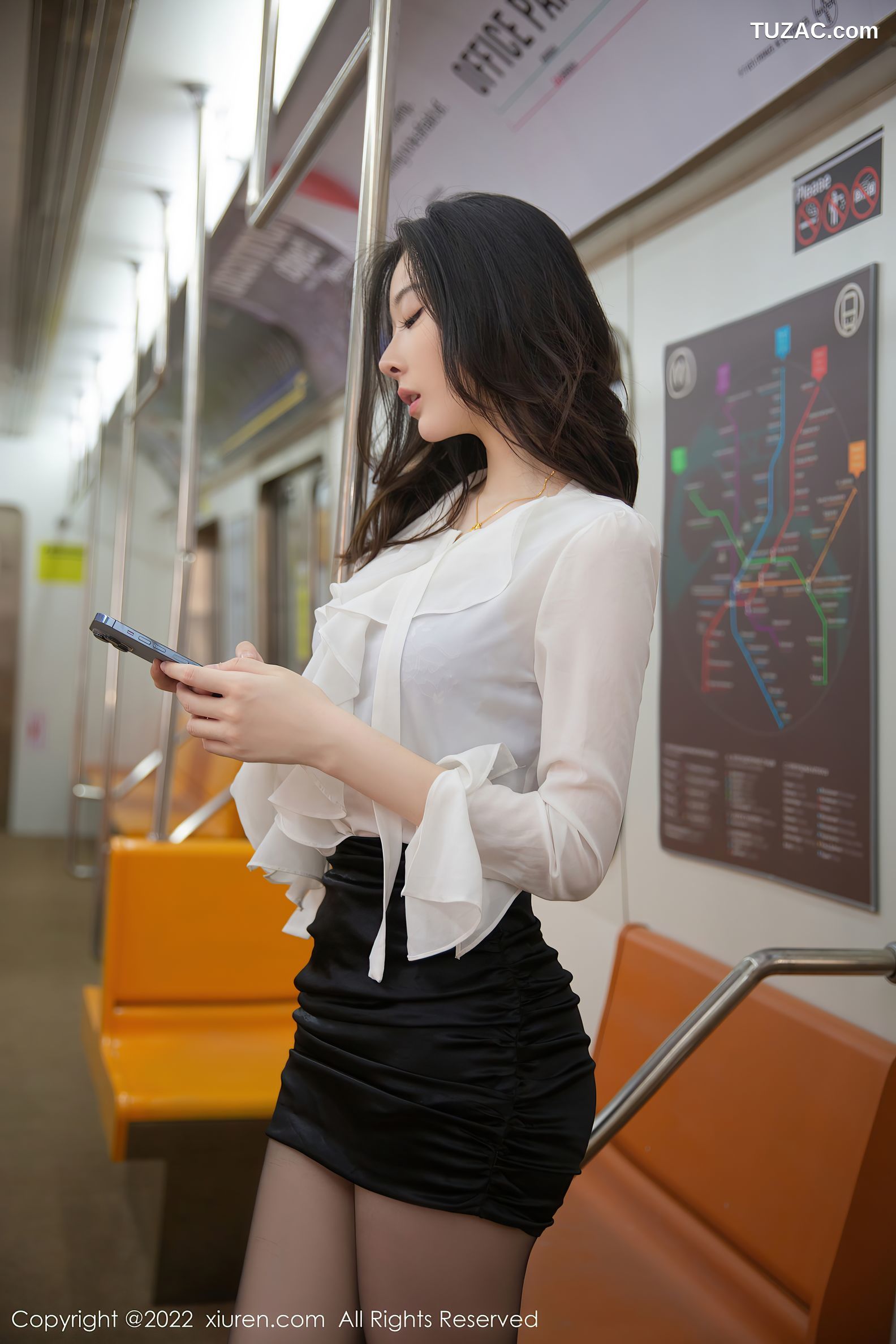 XiuRen-No.5808-是小逗逗-地铁白衬衫黑短裙黑丝