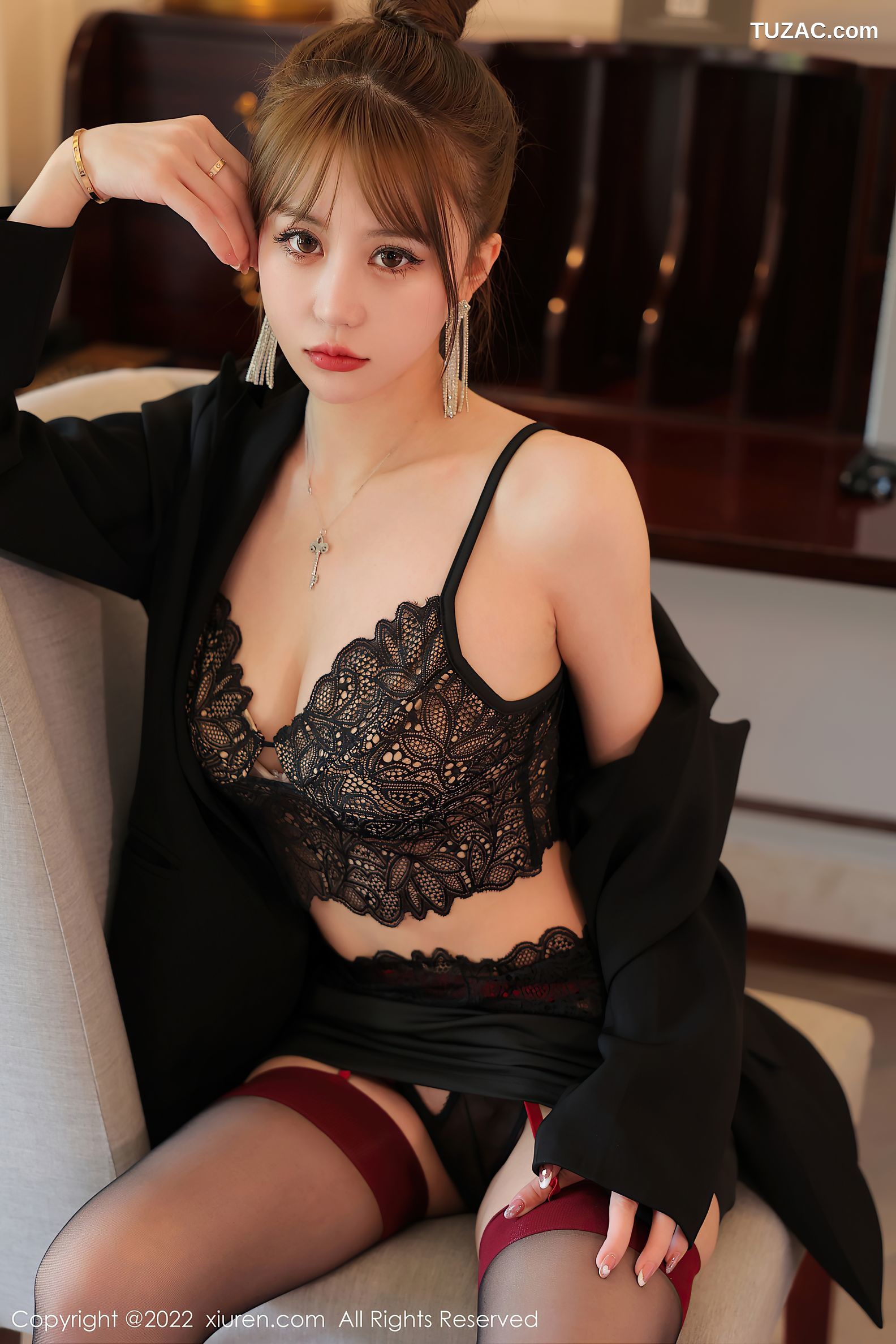 XiuRen-No.5822-甜仔-黑蕾丝内衣红色吊袜带