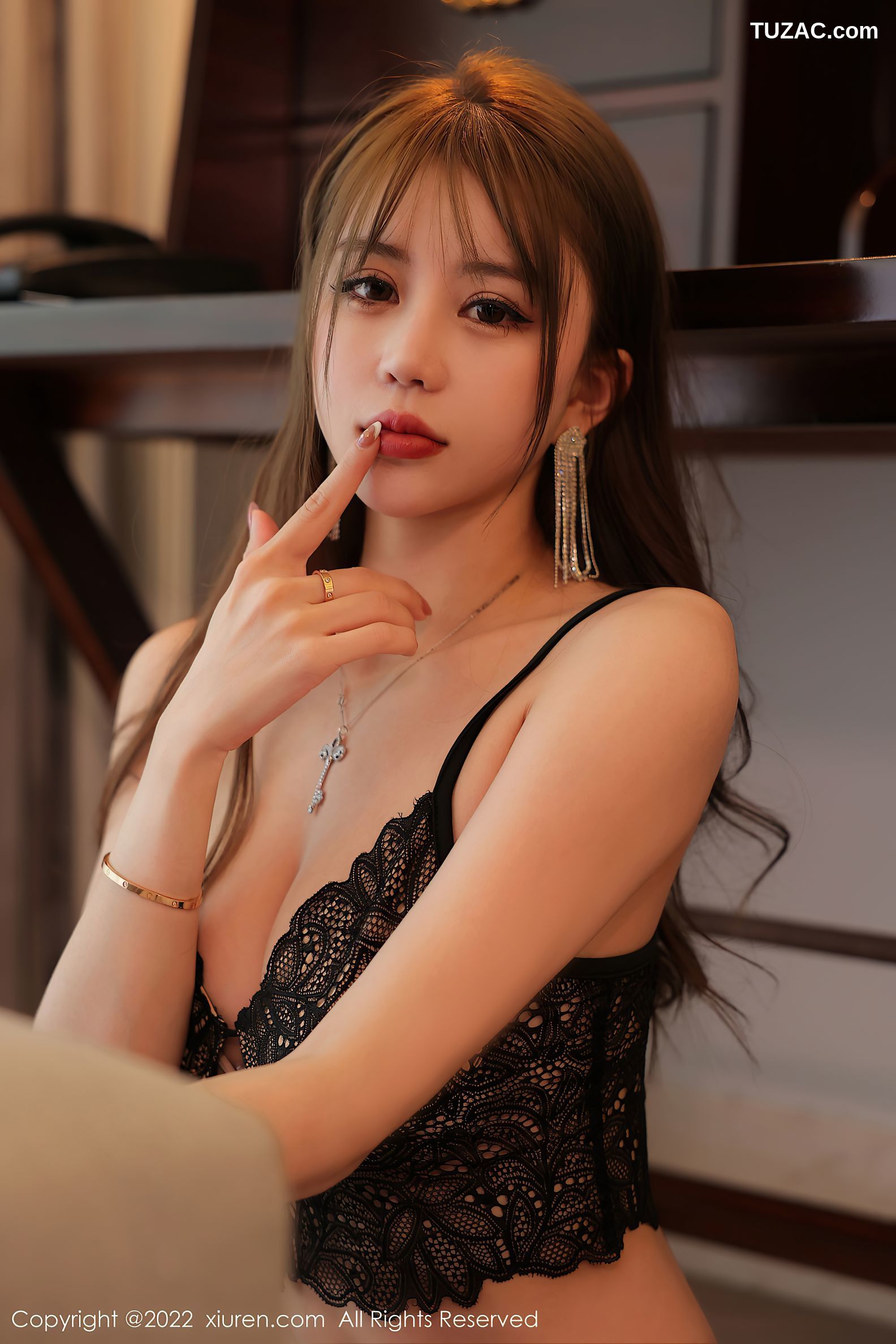 XiuRen-No.5822-甜仔-黑蕾丝内衣红色吊袜带