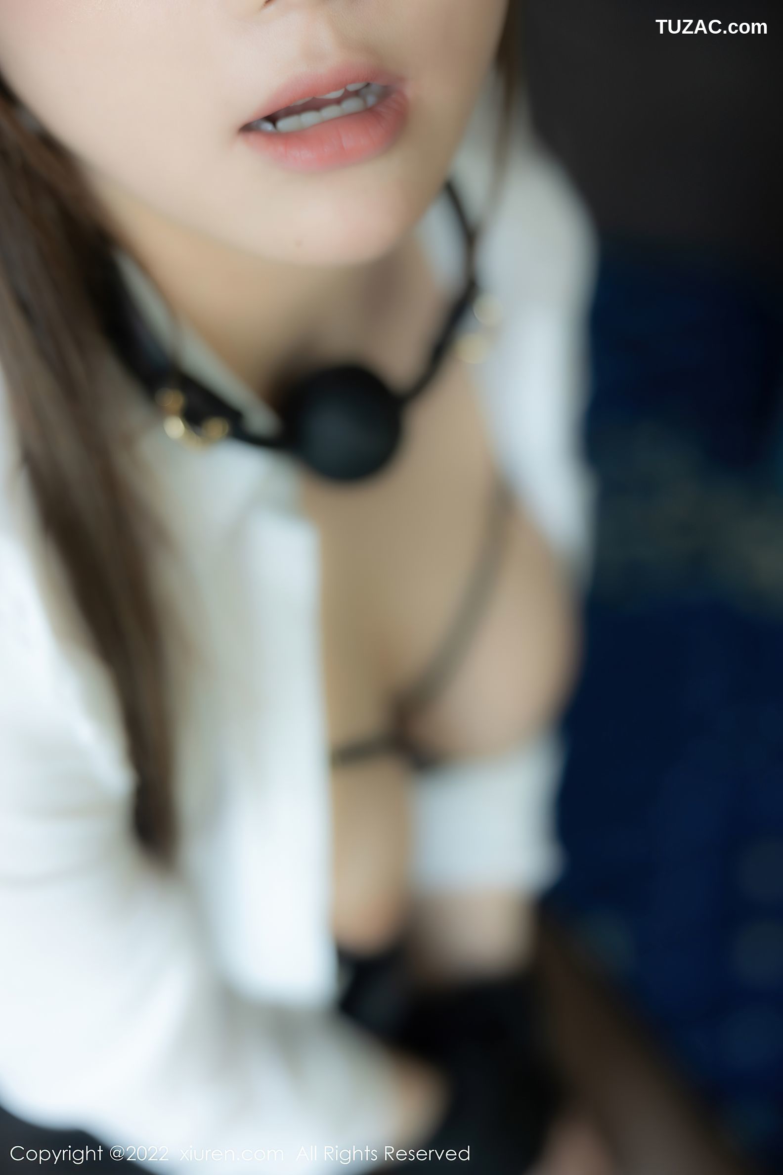 XiuRen-No.5835-豆瓣酱-白衬衫黑丝