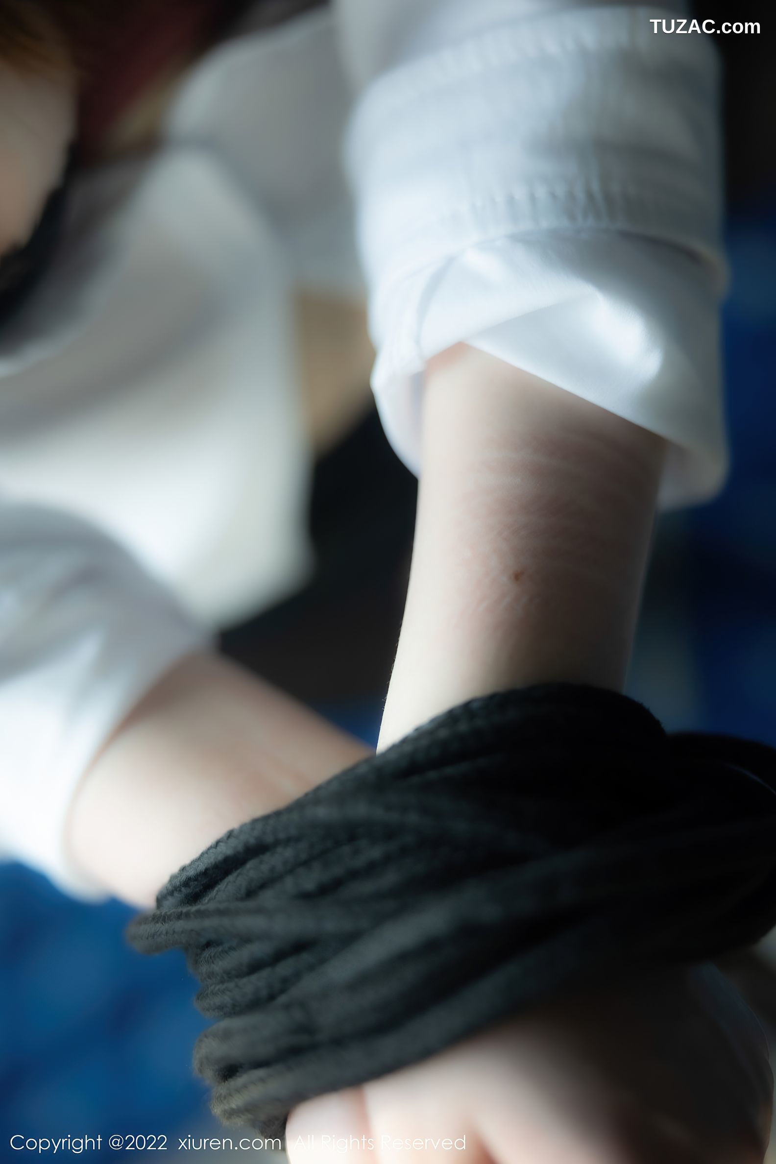 XiuRen-No.5835-豆瓣酱-白衬衫黑丝