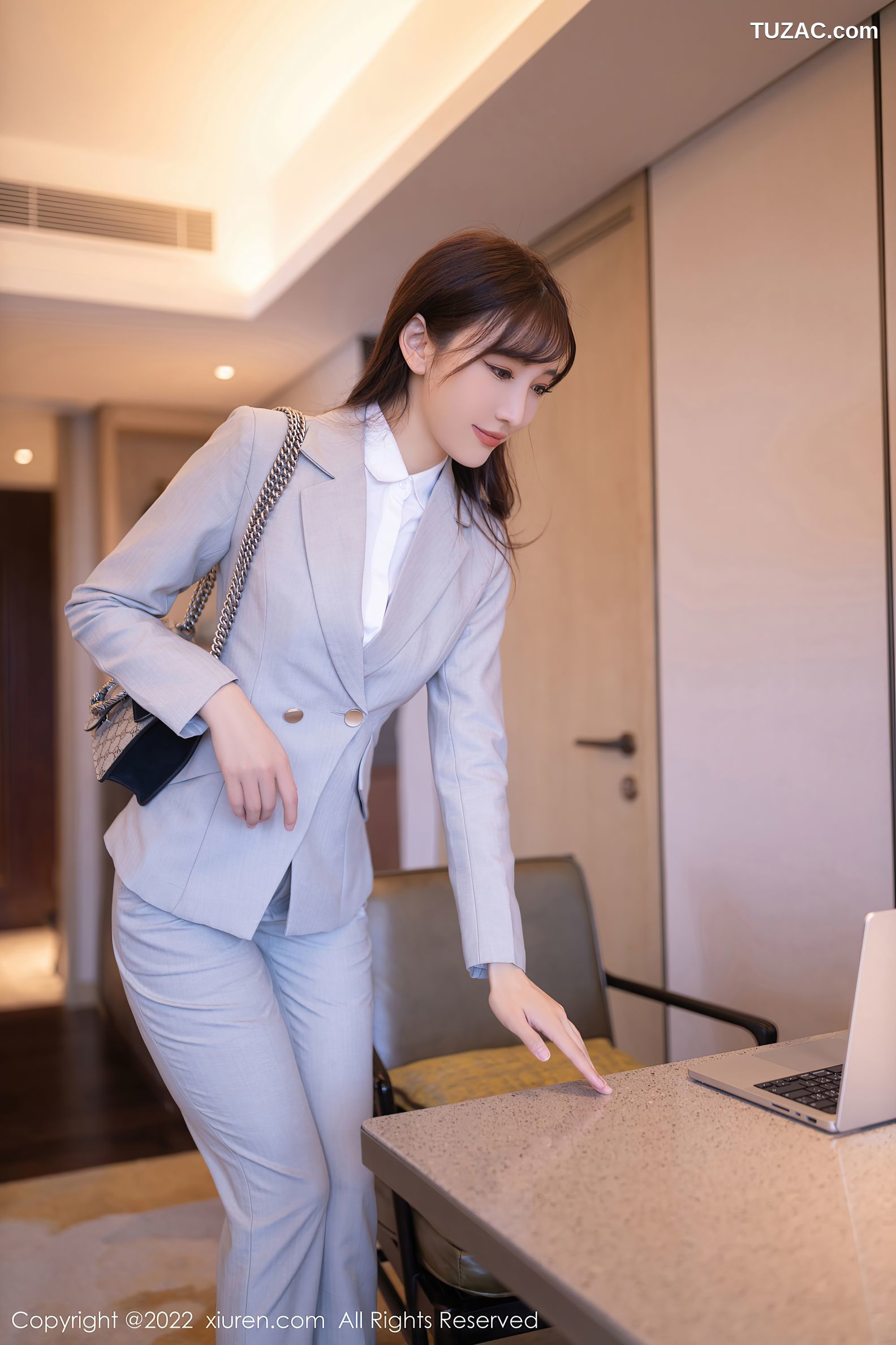 XiuRen-No.5840-陆萱萱-浅灰职业装