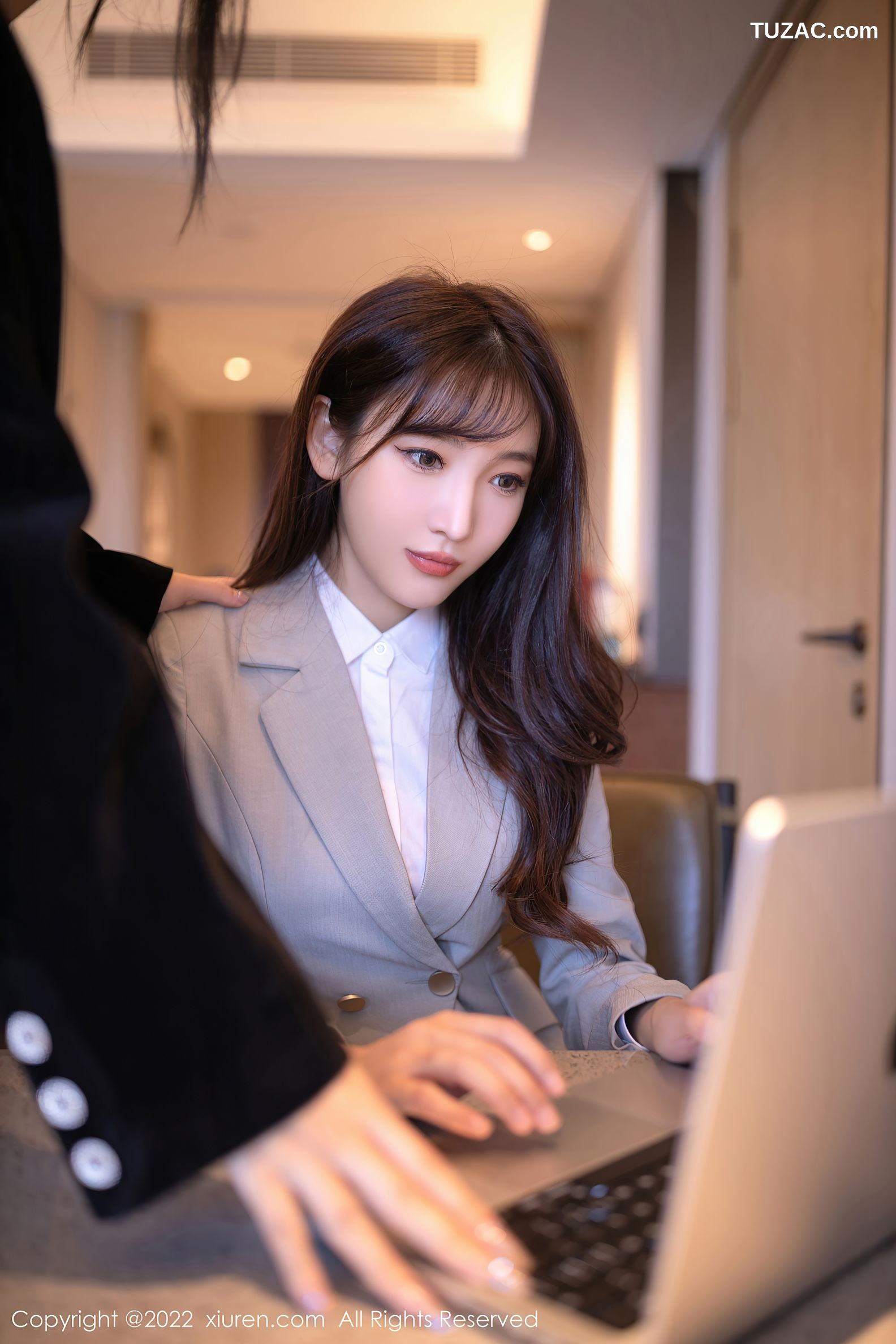 XiuRen-No.5840-陆萱萱-浅灰职业装
