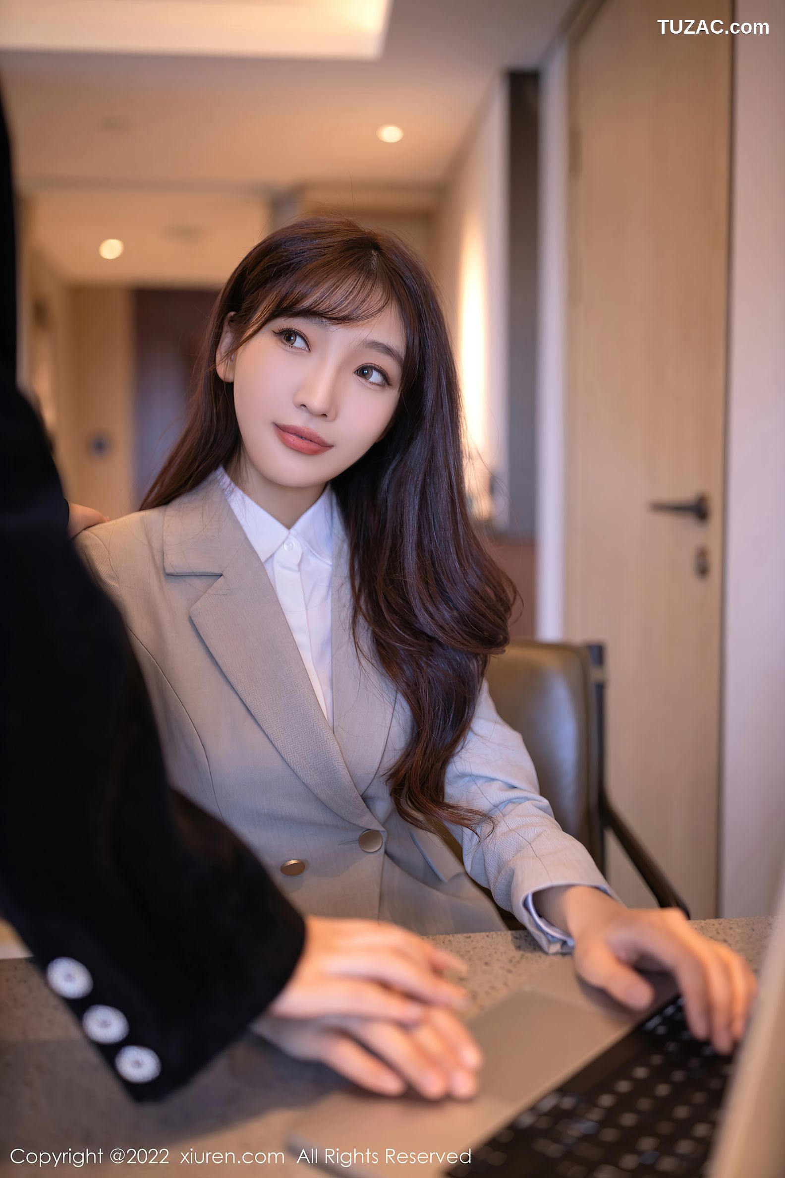 XiuRen-No.5840-陆萱萱-浅灰职业装