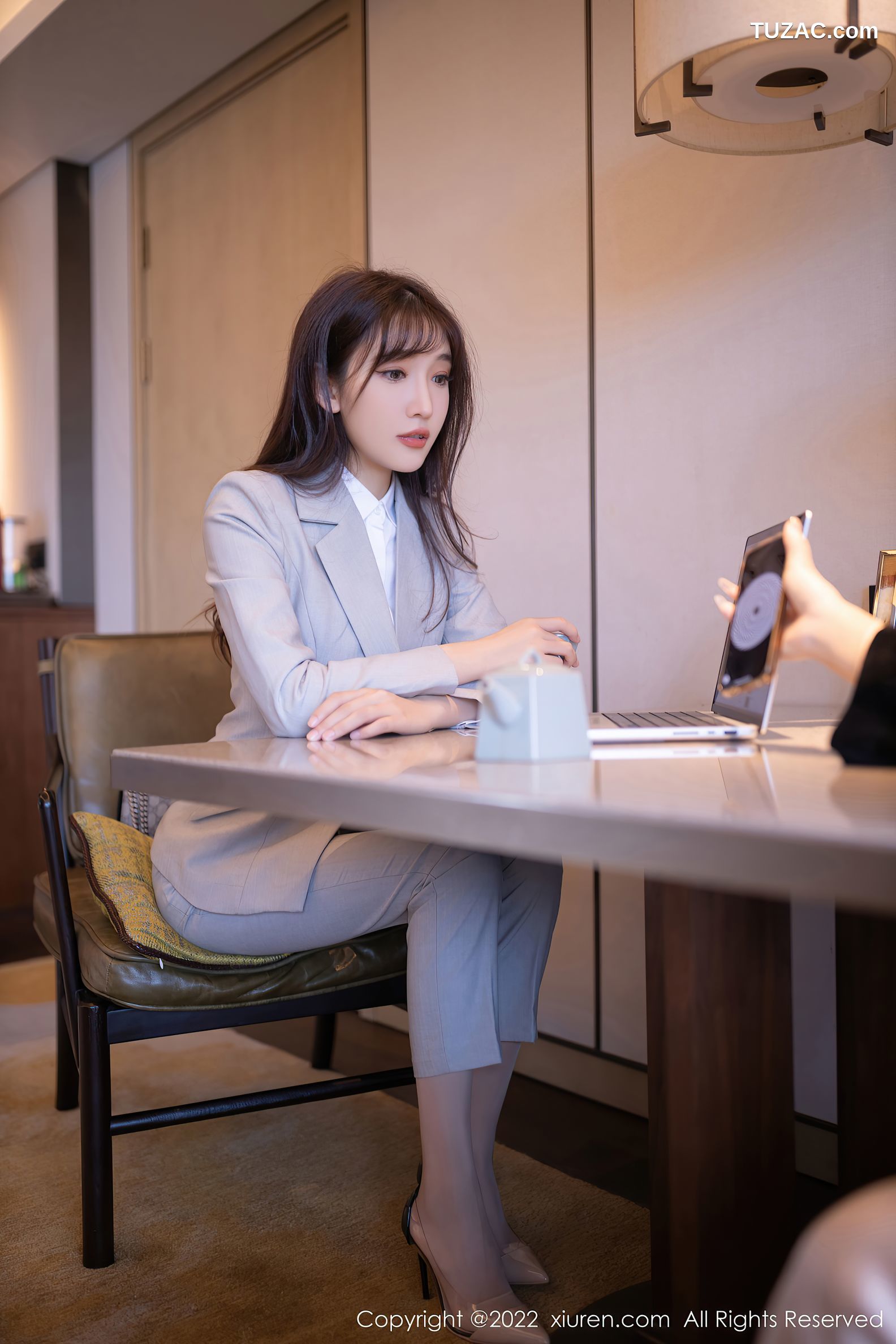 XiuRen-No.5840-陆萱萱-浅灰职业装
