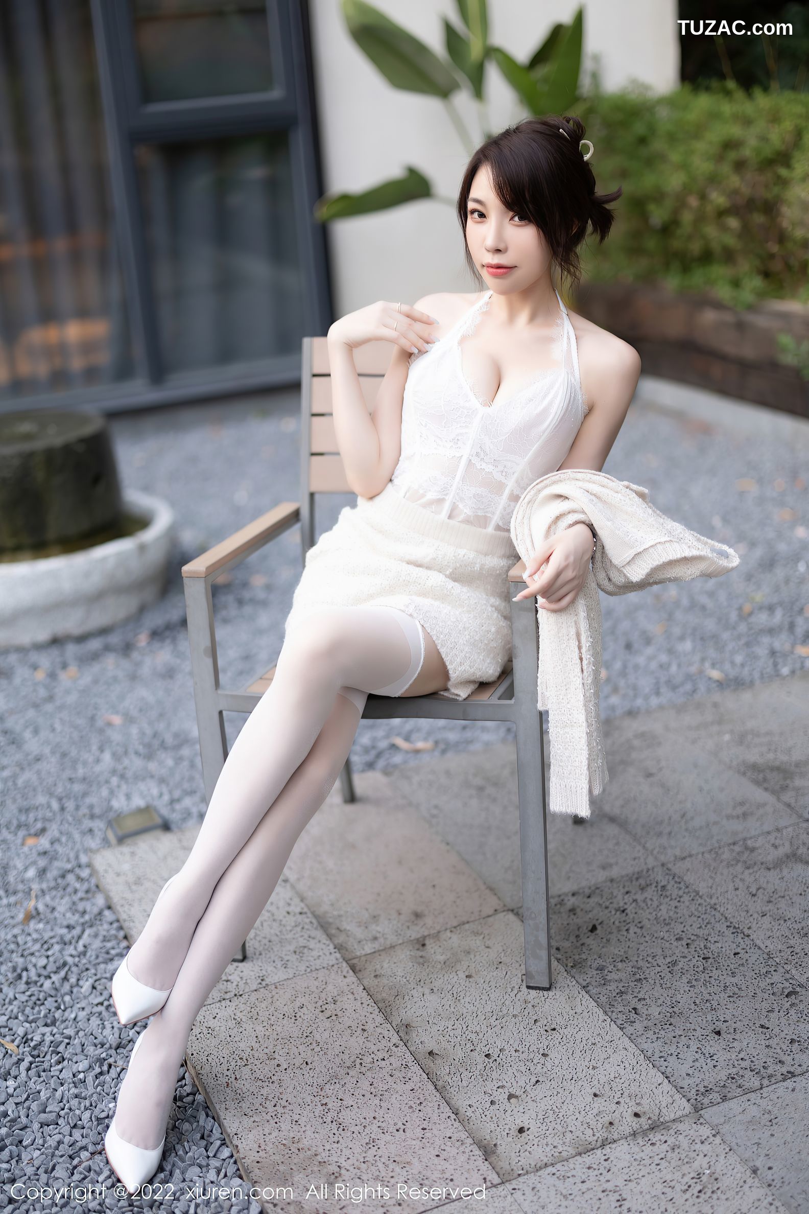 XiuRen-No.5880-徐莉芝-半脱露性感白色蕾丝内衣配白丝吊袜