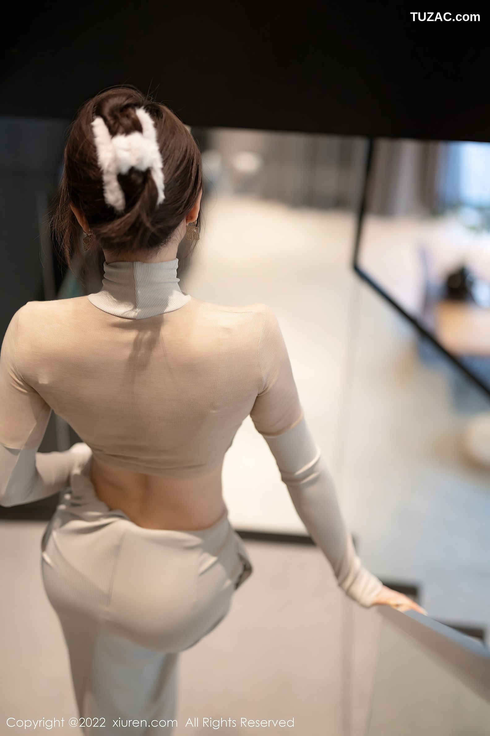 XiuRen-No.5895-徐莉芝-浅色上衣配长裙露超薄黑丝