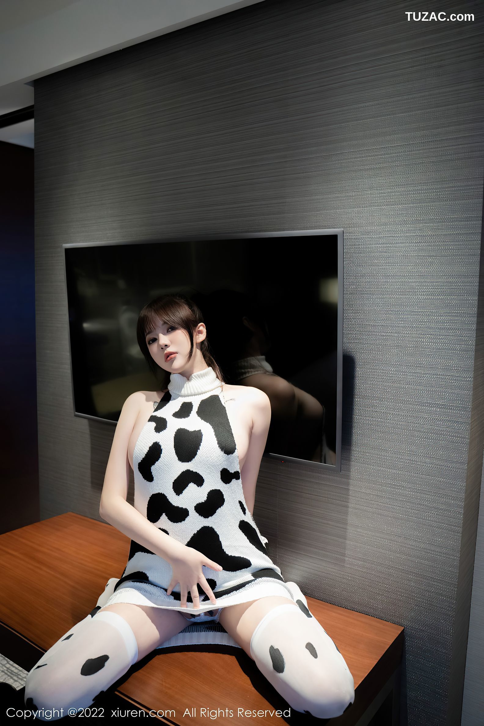 XiuRen-No.5896-薇薇-性感真空露背白色奶牛服饰