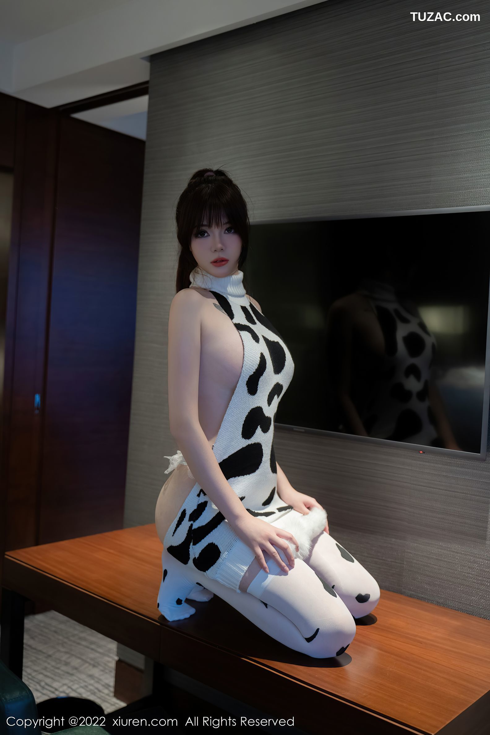 XiuRen-No.5896-薇薇-性感真空露背白色奶牛服饰