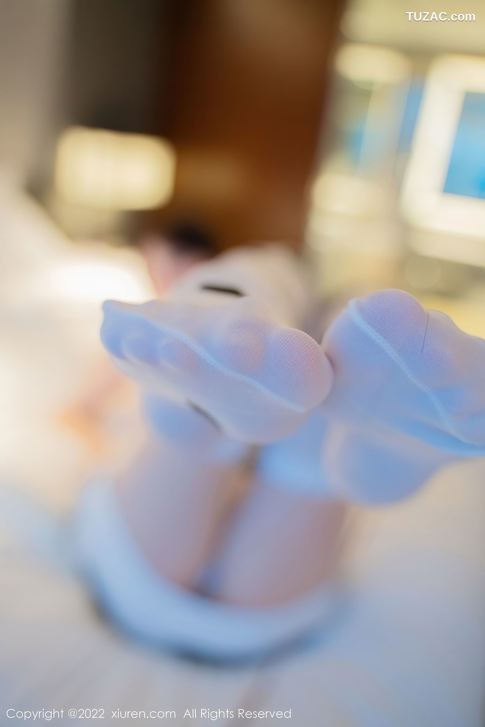 XiuRen-No.5896-薇薇-性感真空露背白色奶牛服饰