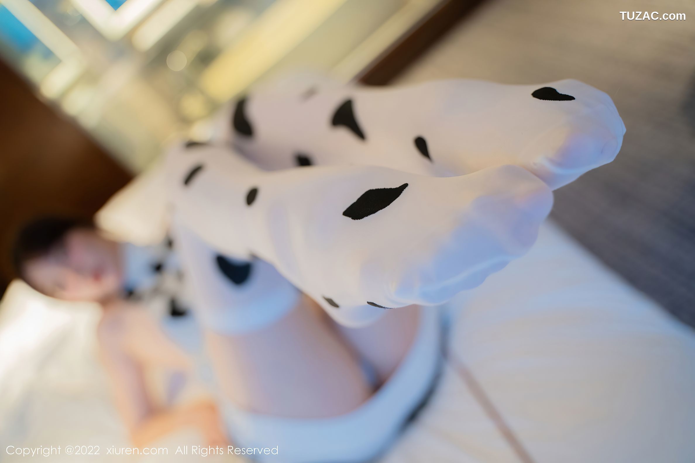 XiuRen-No.5896-薇薇-性感真空露背白色奶牛服饰