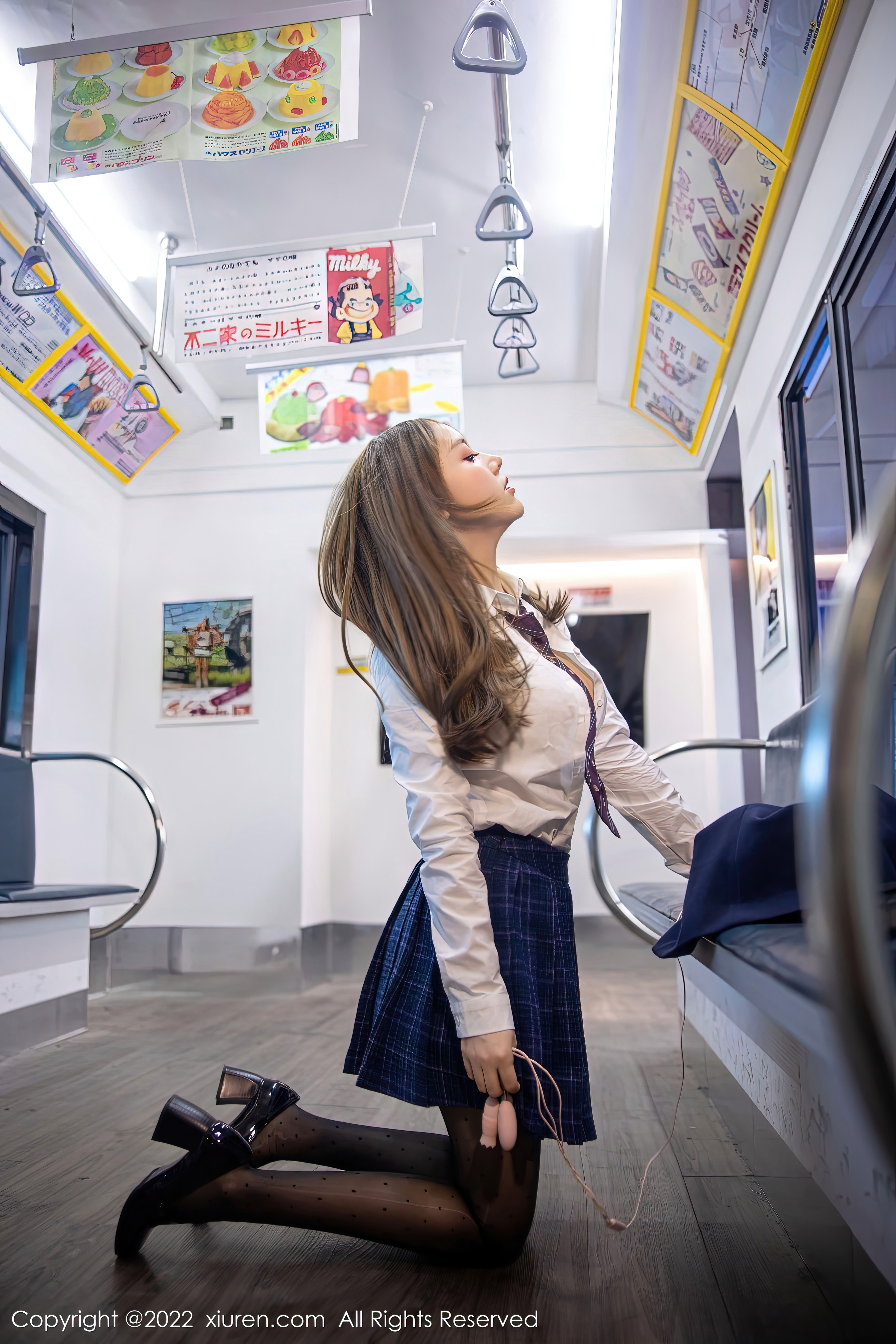 XiuRen-No.5899-豆瓣酱-电车场景性感白T露浅色内衣配超薄黑丝