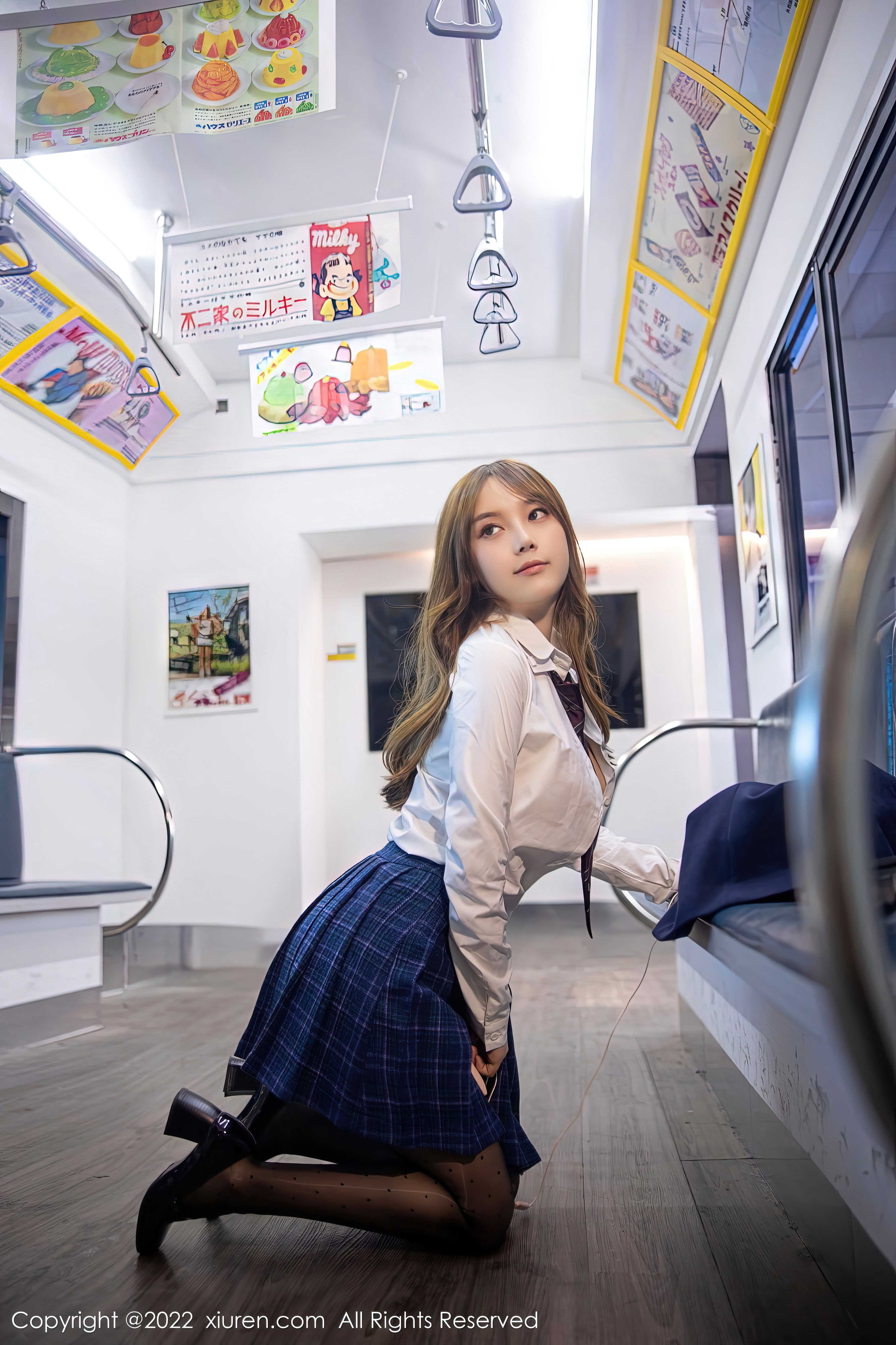 XiuRen-No.5899-豆瓣酱-电车场景性感白T露浅色内衣配超薄黑丝