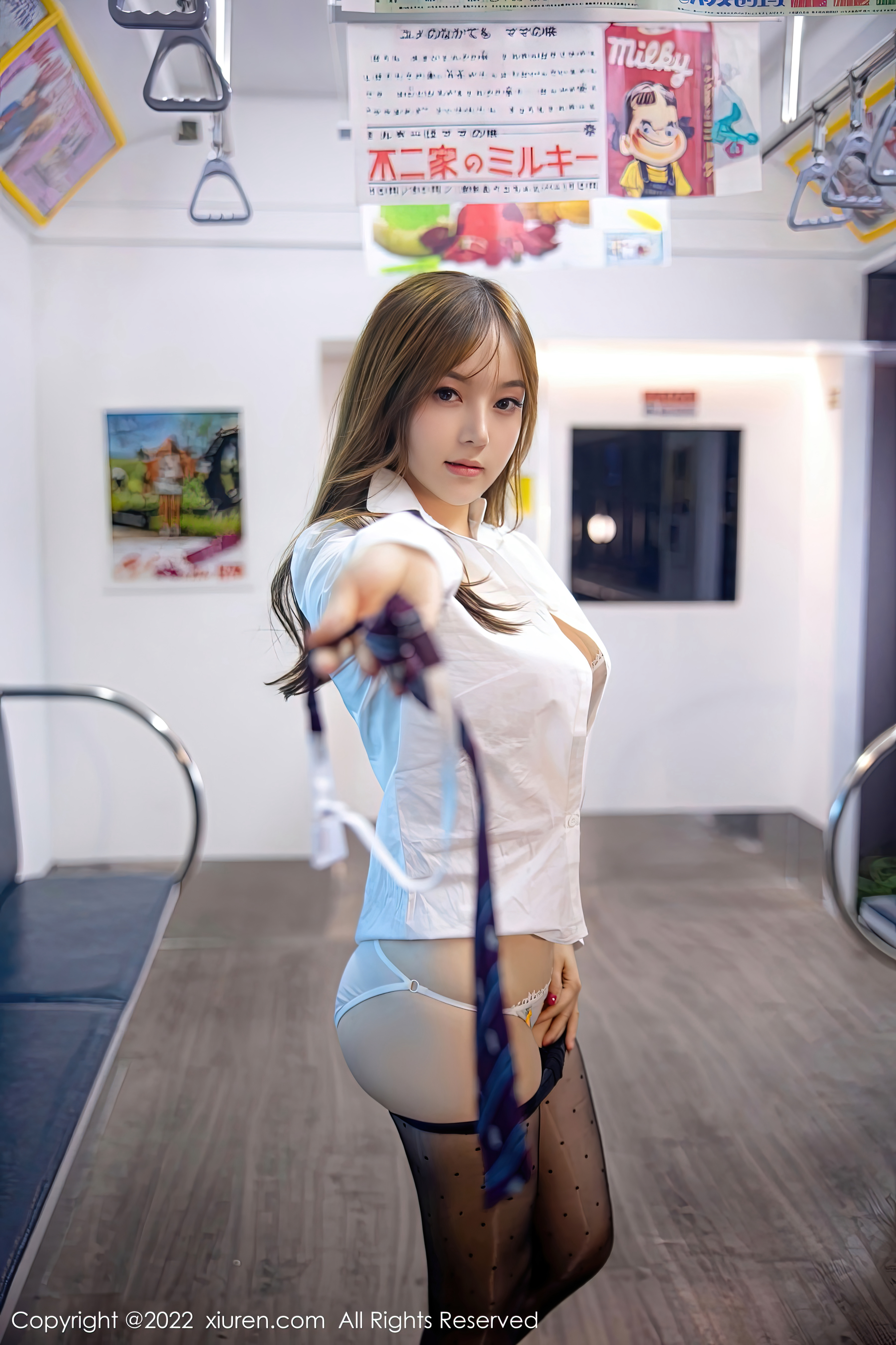 XiuRen-No.5899-豆瓣酱-电车场景性感白T露浅色内衣配超薄黑丝