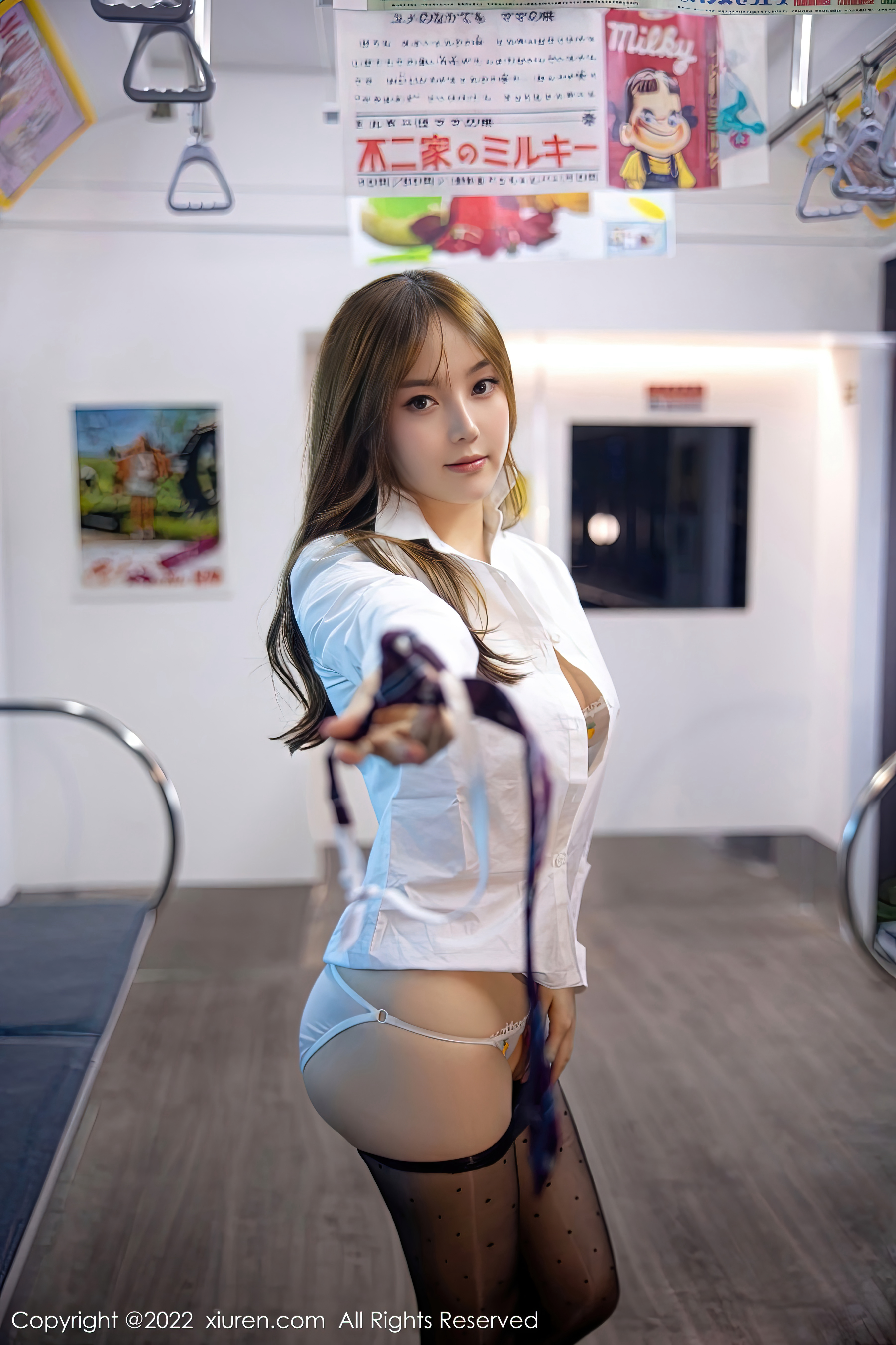 XiuRen-No.5899-豆瓣酱-电车场景性感白T露浅色内衣配超薄黑丝