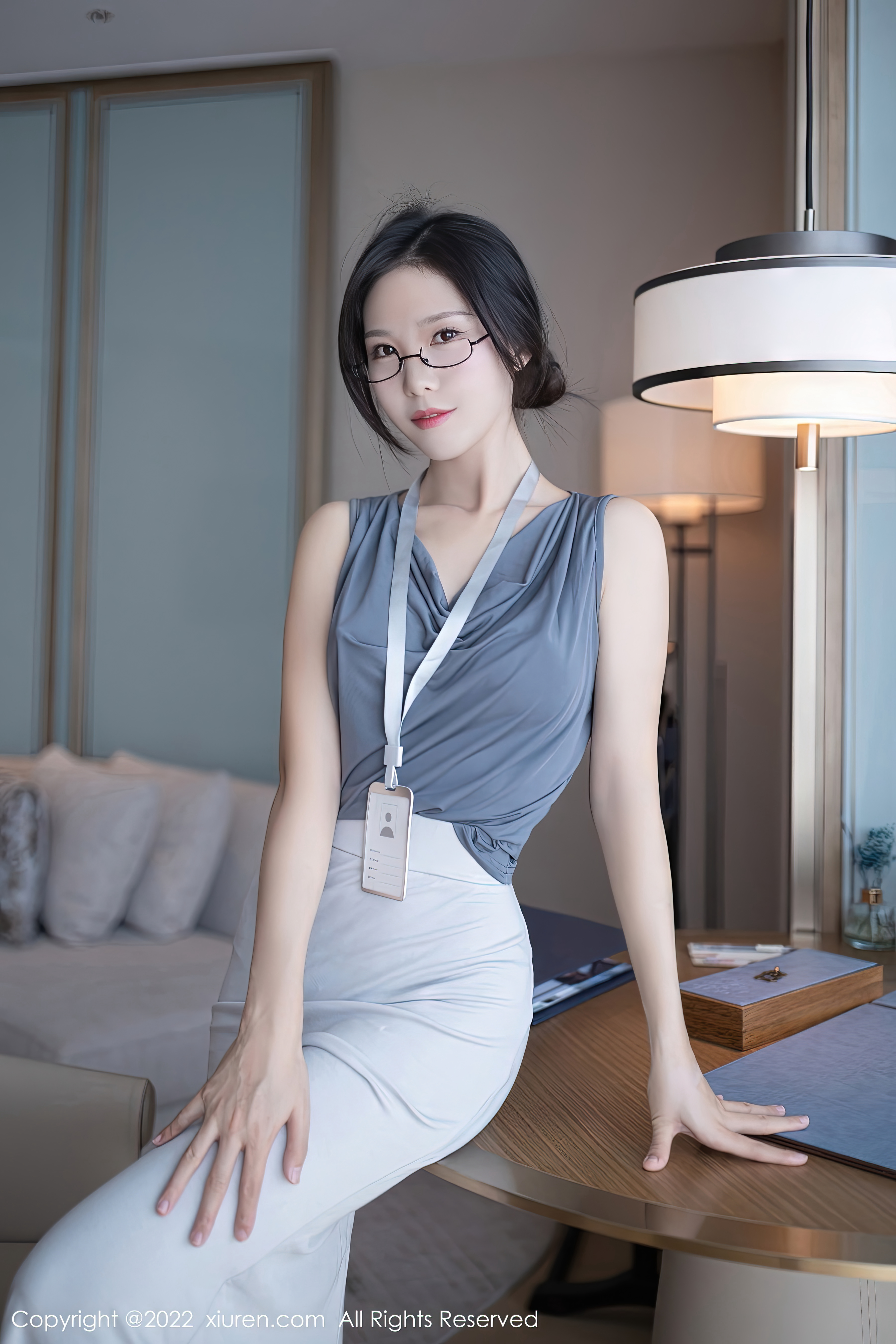 XiuRen-No.5900-利世-灰色上衣配白长裙半撩露蕾丝内裤