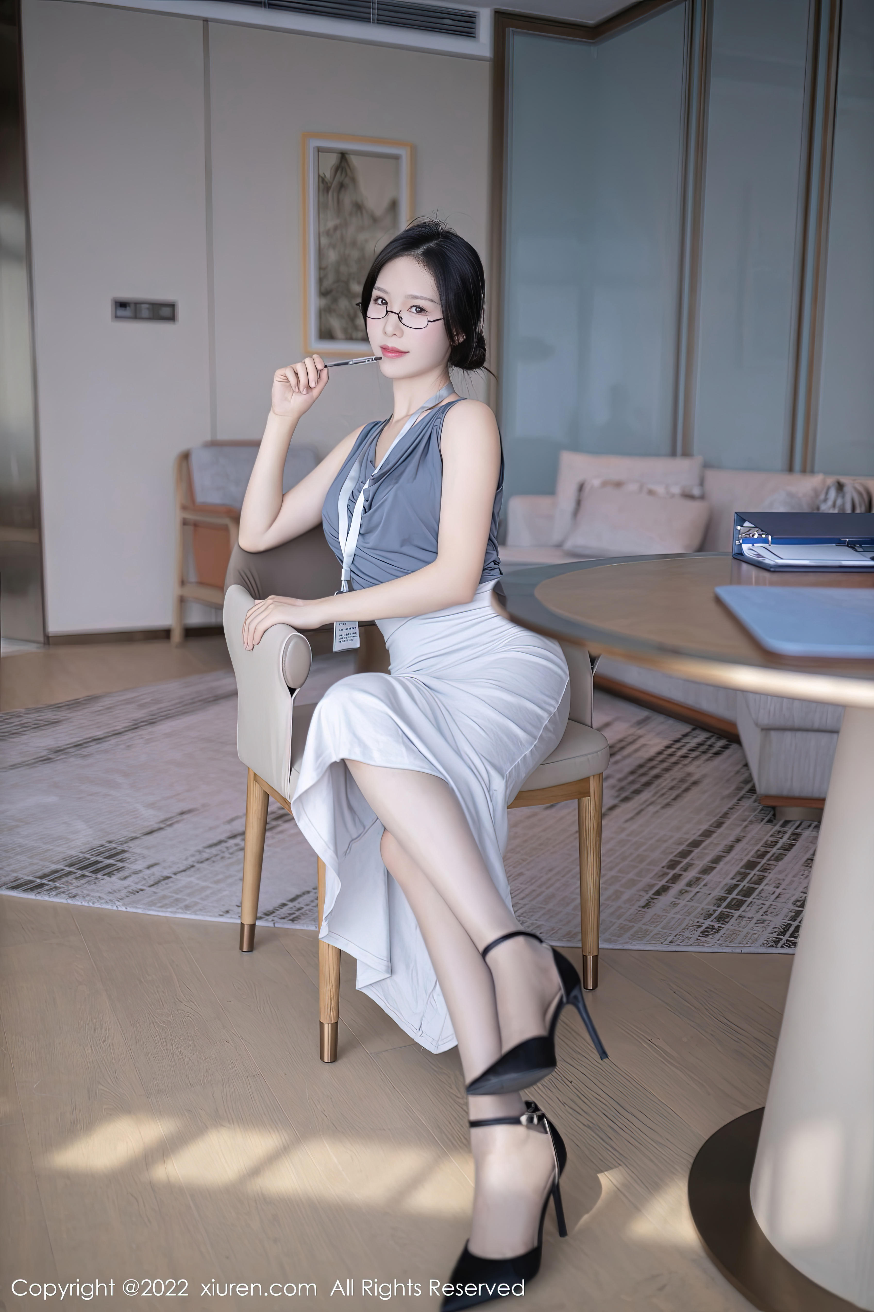 XiuRen-No.5900-利世-灰色上衣配白长裙半撩露蕾丝内裤