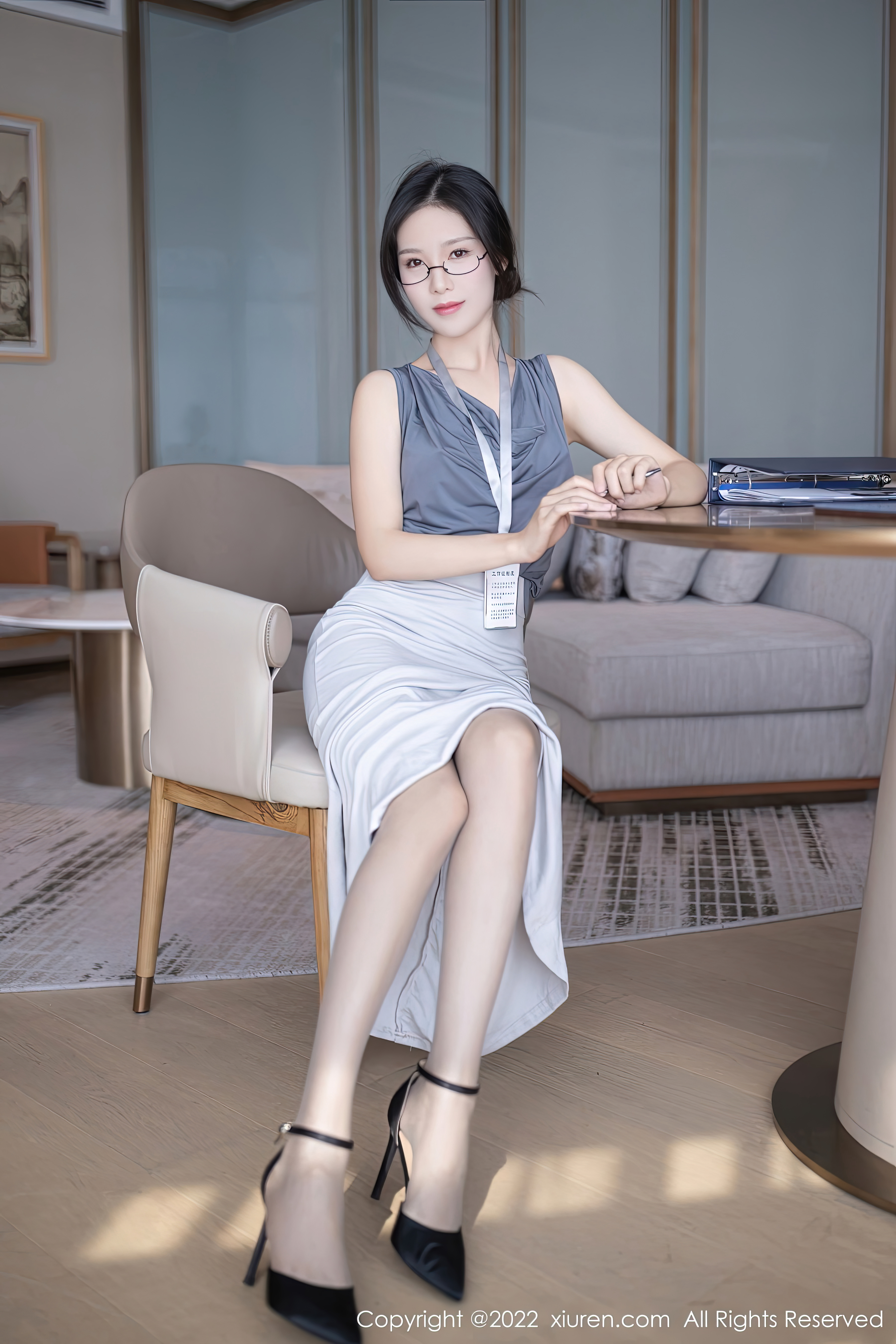 XiuRen-No.5900-利世-灰色上衣配白长裙半撩露蕾丝内裤