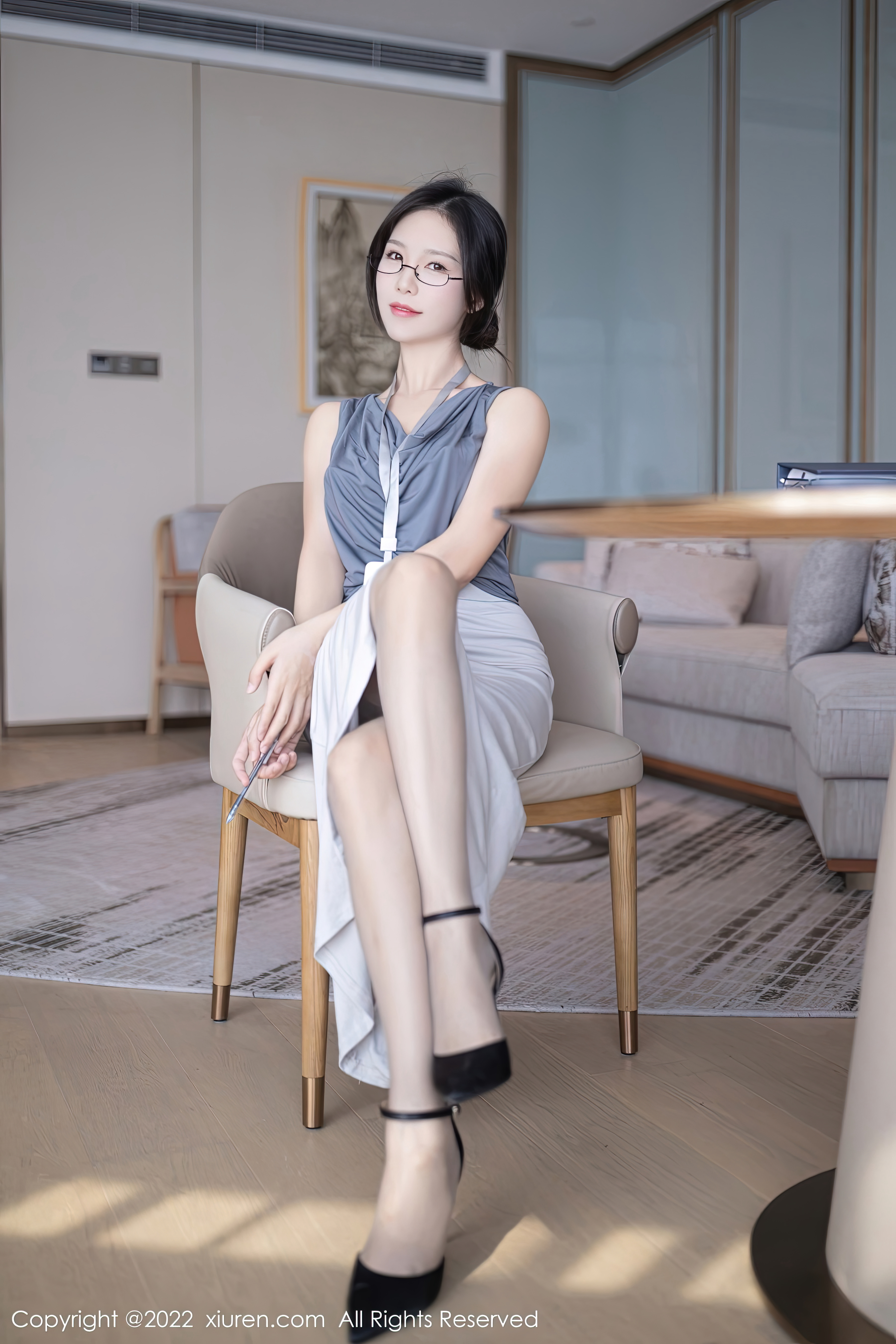 XiuRen-No.5900-利世-灰色上衣配白长裙半撩露蕾丝内裤