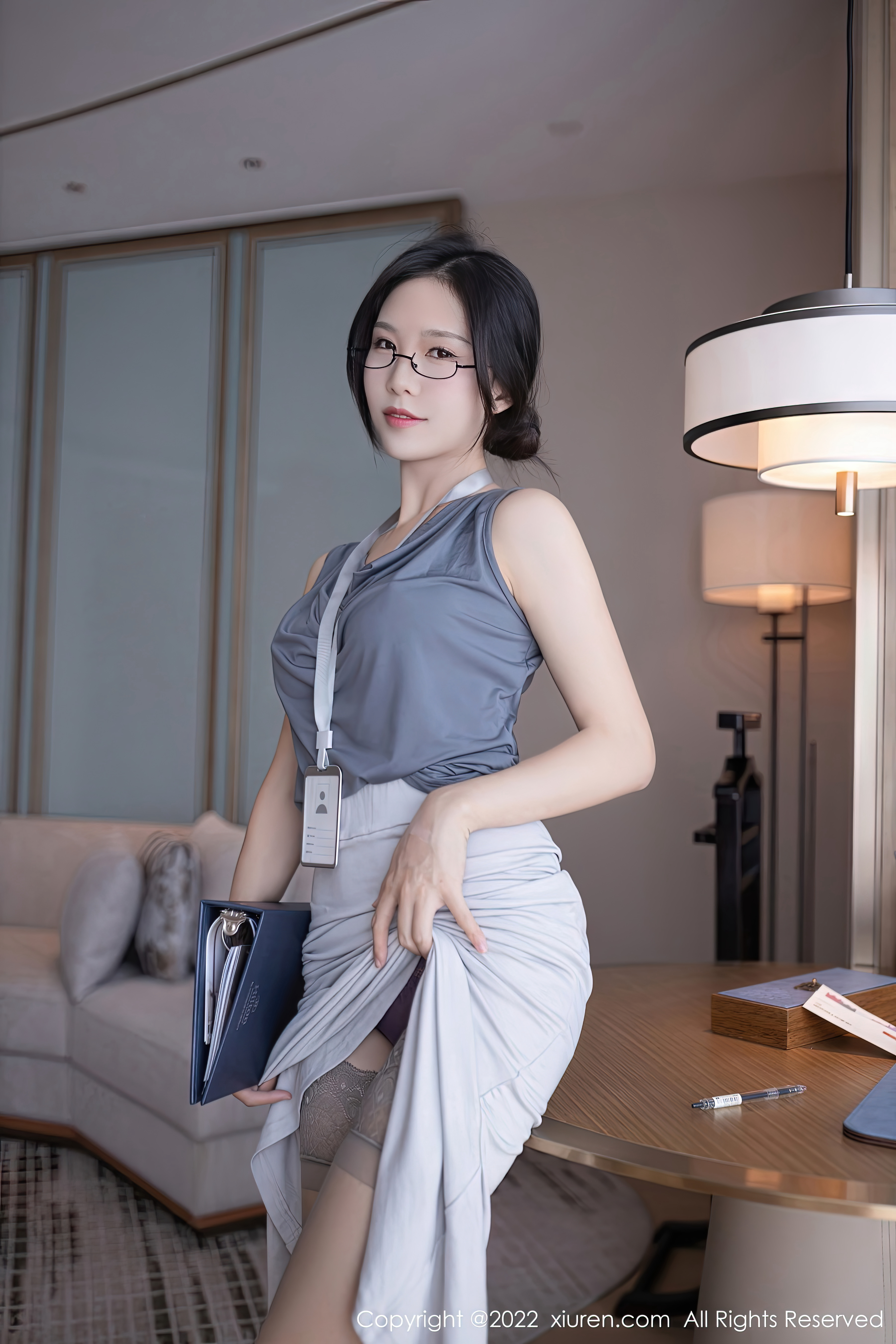 XiuRen-No.5900-利世-灰色上衣配白长裙半撩露蕾丝内裤