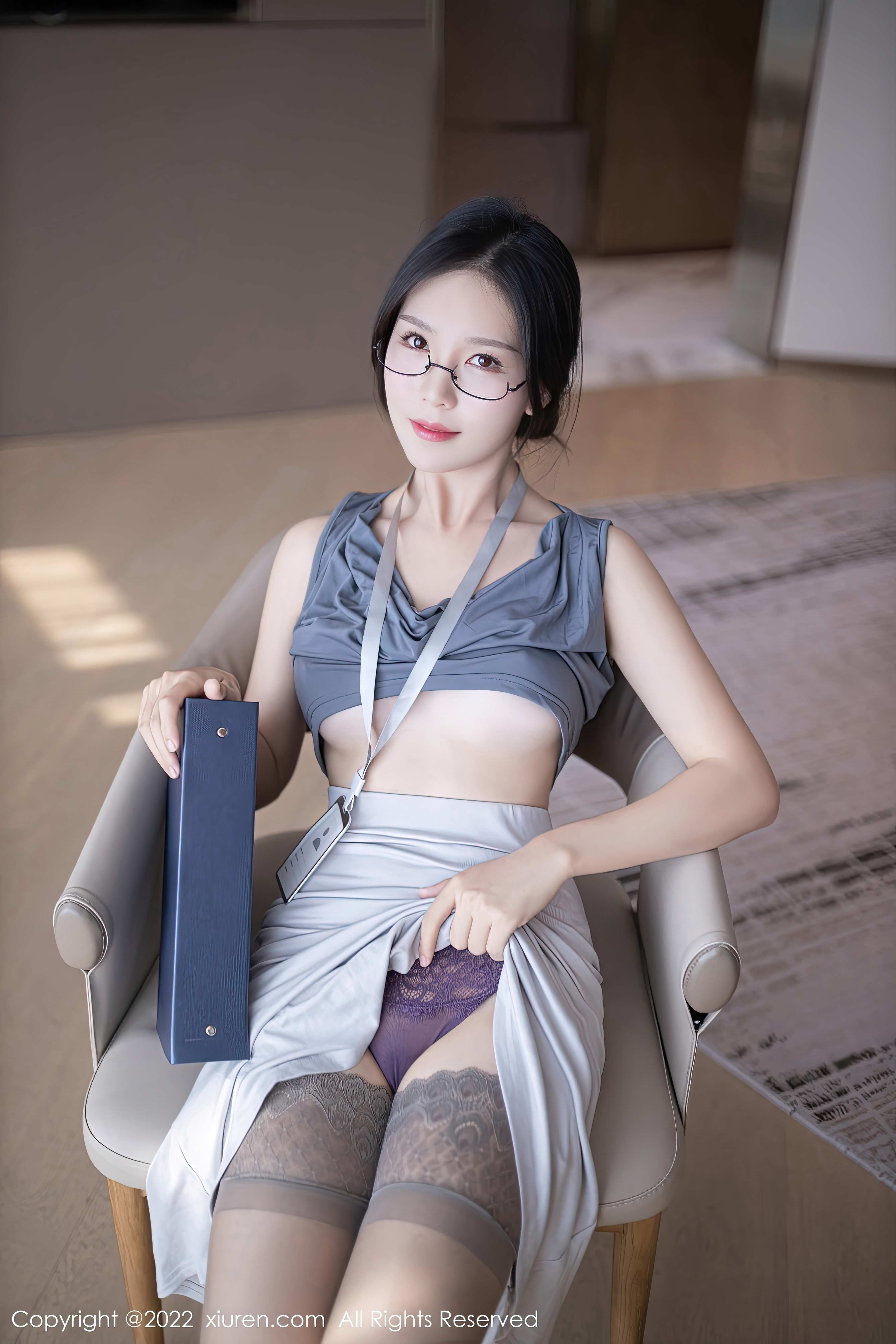 XiuRen-No.5900-利世-灰色上衣配白长裙半撩露蕾丝内裤