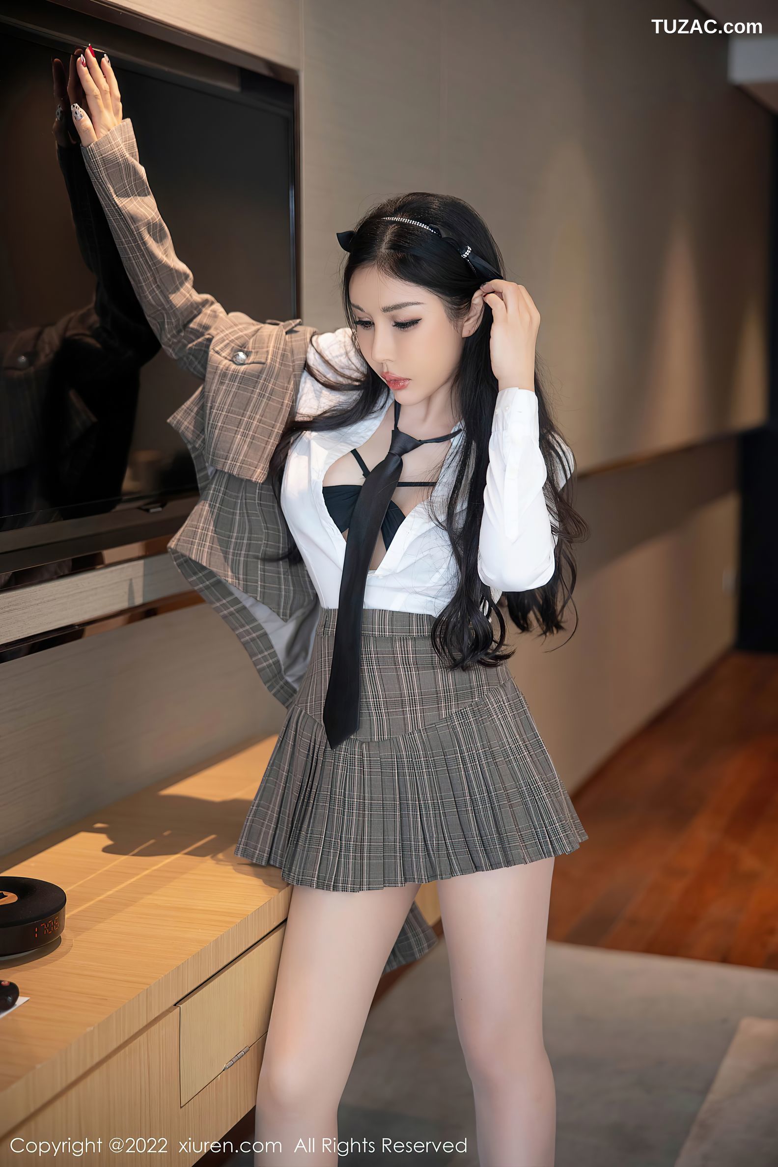 XiuRen-No.5902-田冰冰-私房脱性感制服露黑色情趣内衣