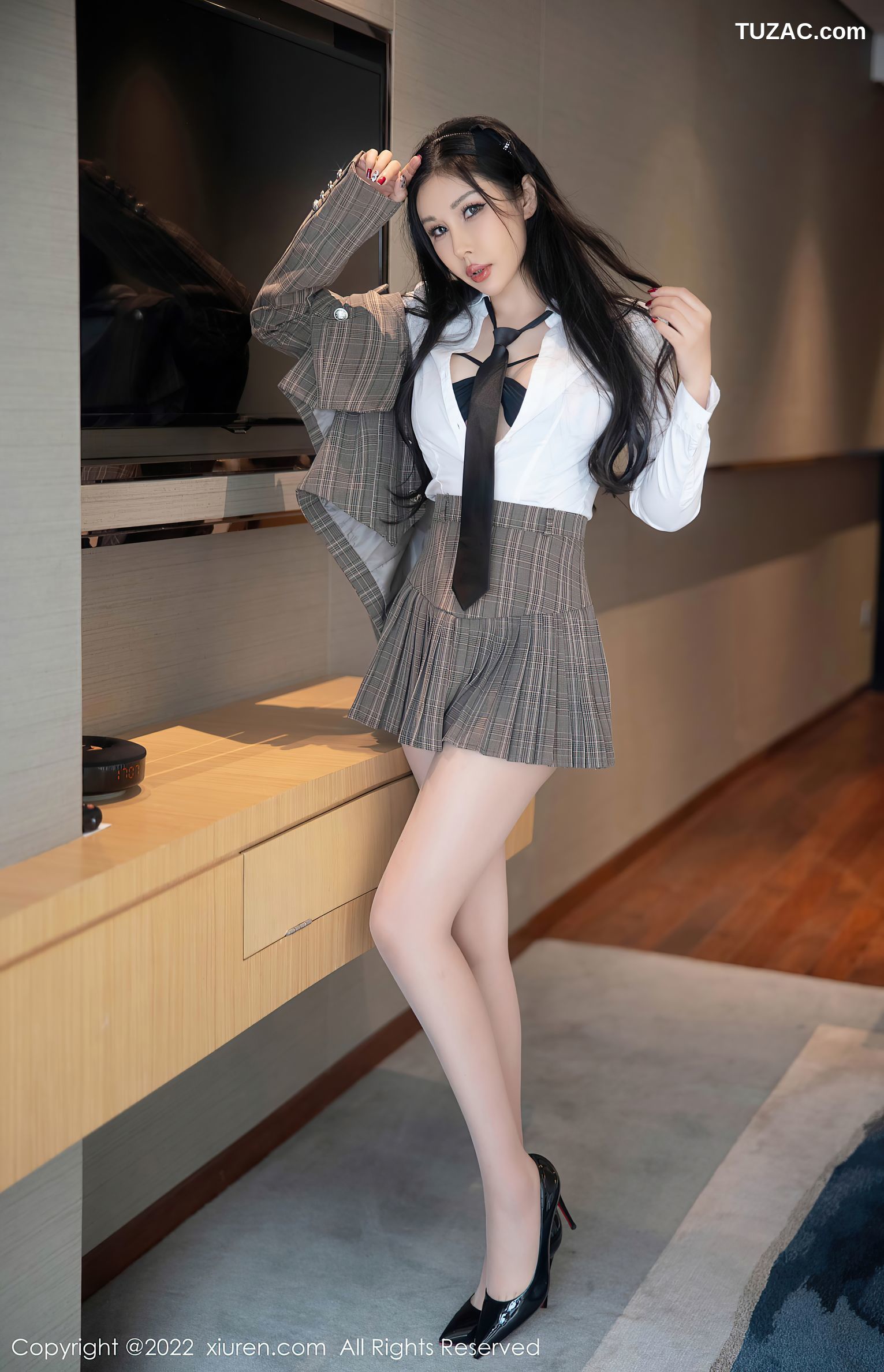 XiuRen-No.5902-田冰冰-私房脱性感制服露黑色情趣内衣