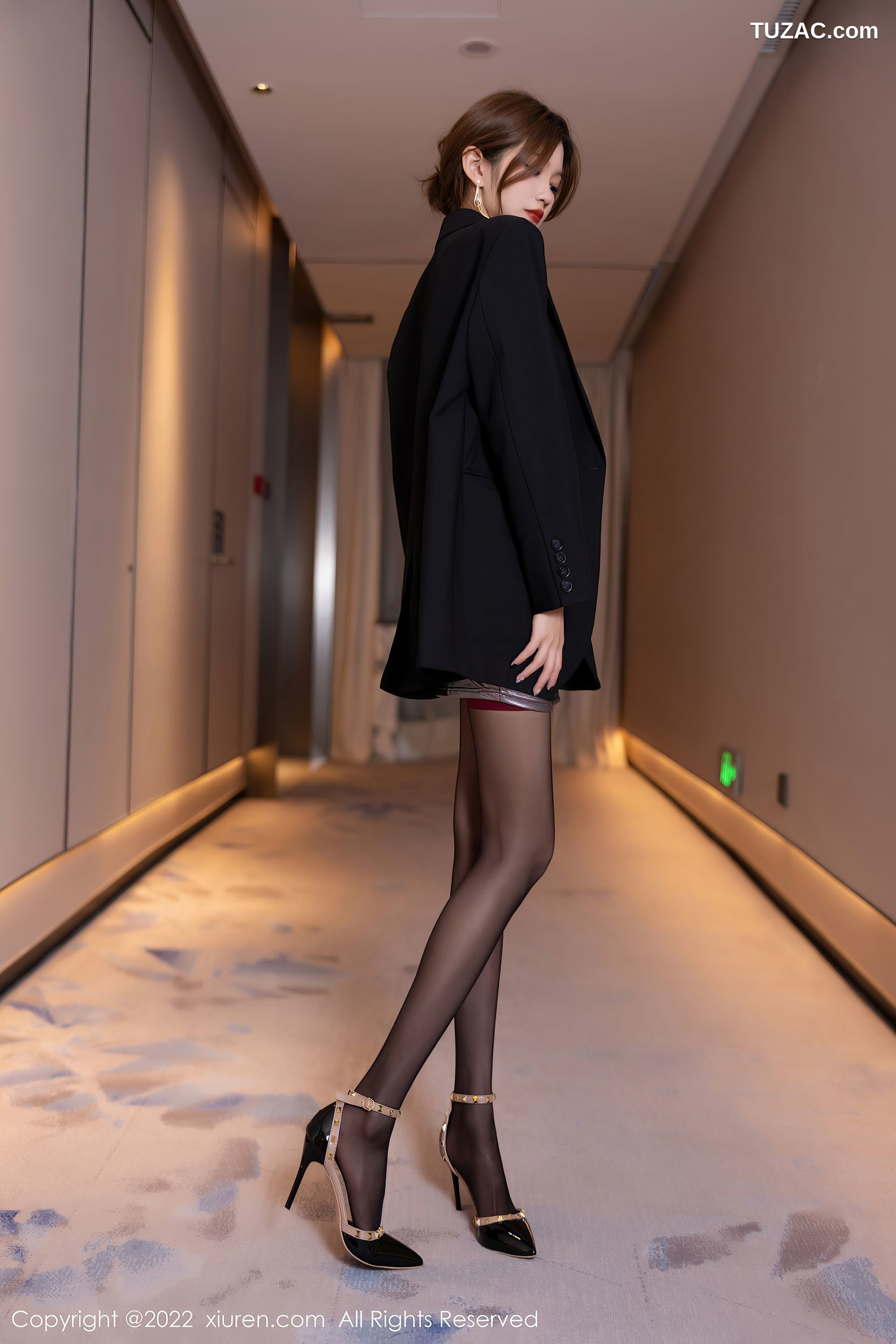 XiuRen-No.5904-程程程-性感闪亮吊带上衣配黑丝吊裙