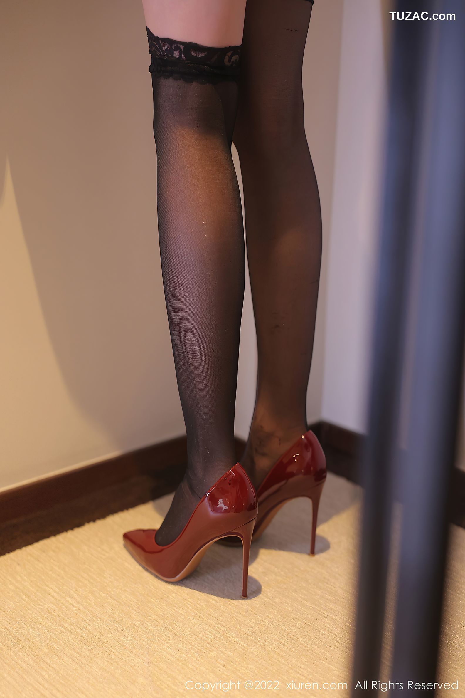 XiuRen-No.5907-顾乔楠-白T露浅色内衣黑色蕾丝袜