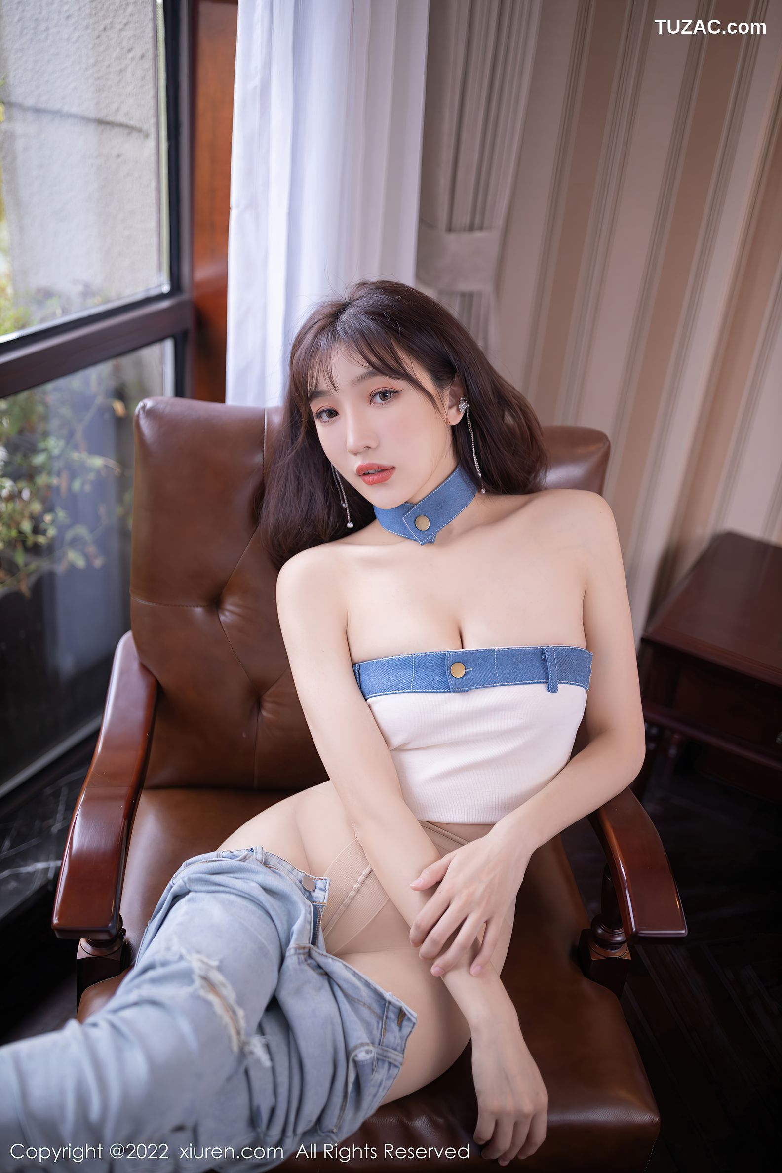 XiuRen-No.5908-陆萱萱-北京旅拍半脱牛仔裤露超薄无内肉丝